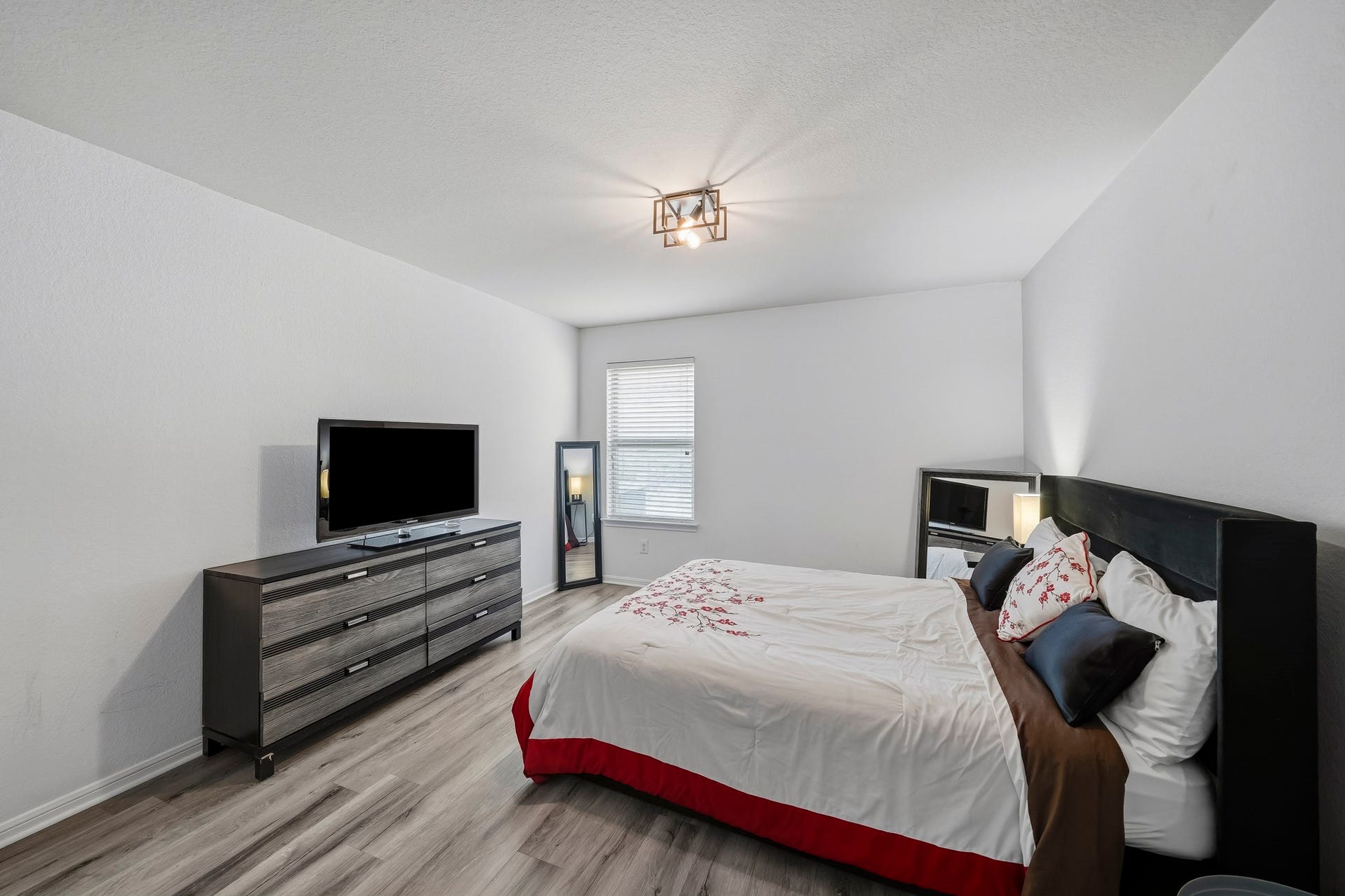 17822 Royal Breccia Lane, Richmond, TX 77407 A spacious bedroom offers comfortable furnishings, attractive flooring, and a relaxed setting designed for restful evenings.