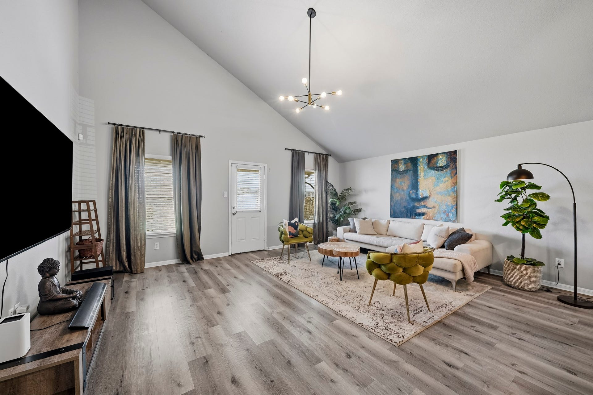 17822 Royal Breccia Lane, Richmond, TX 77407 The expansive living room features vaulted ceilings, stylish furnishings, and an inviting seating arrangement perfect for relaxing, entertaining, or enjoying movie nights.