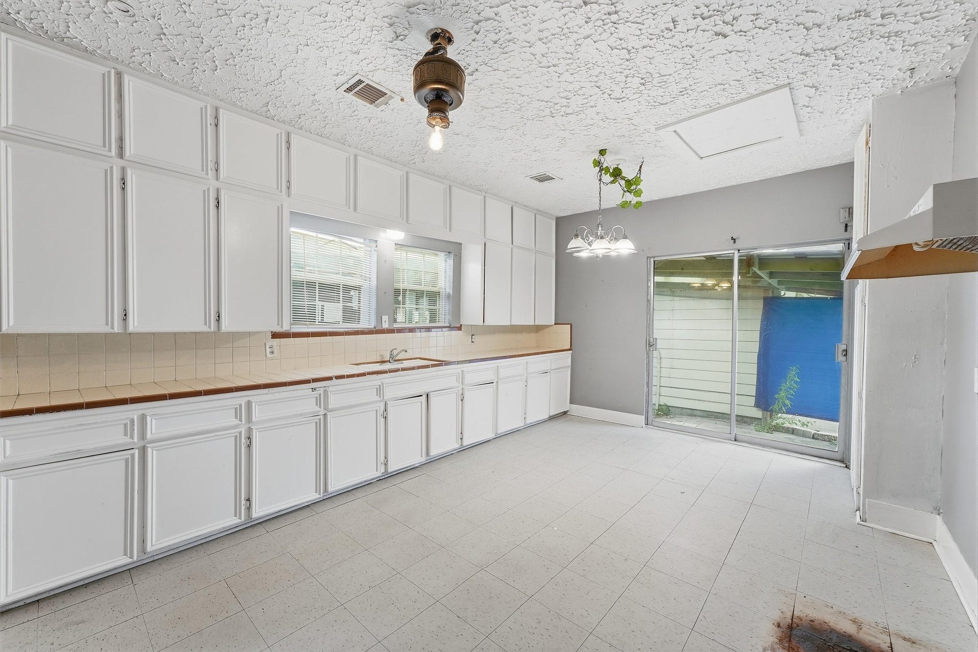 5709 Sherman Street, Houston, TX 77011 5709 Sherman Street, Houston, TX 77011