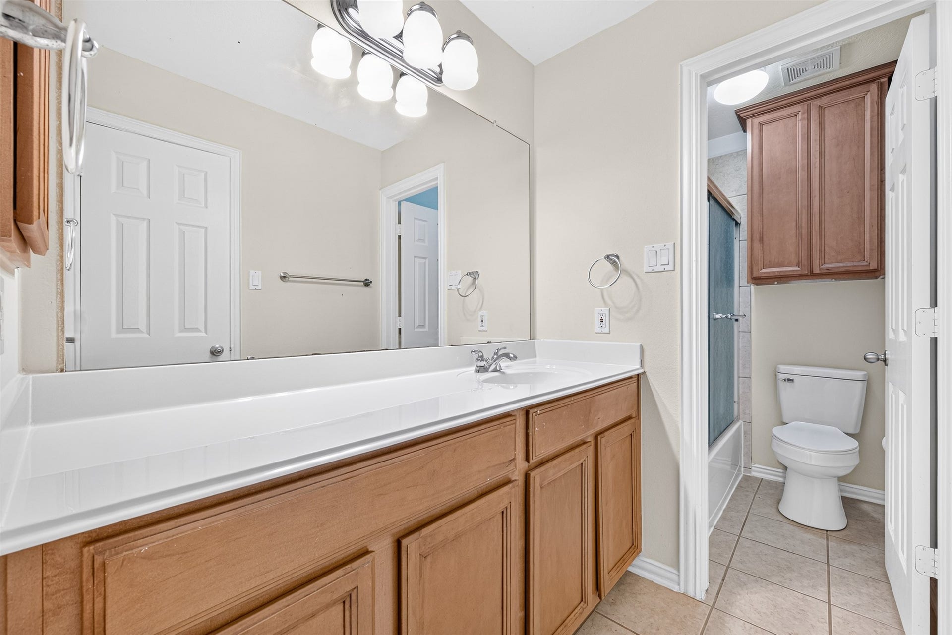 14242 Ashmore Reef Court, Sugar Land, TX 77498 Secondary bathroom #2