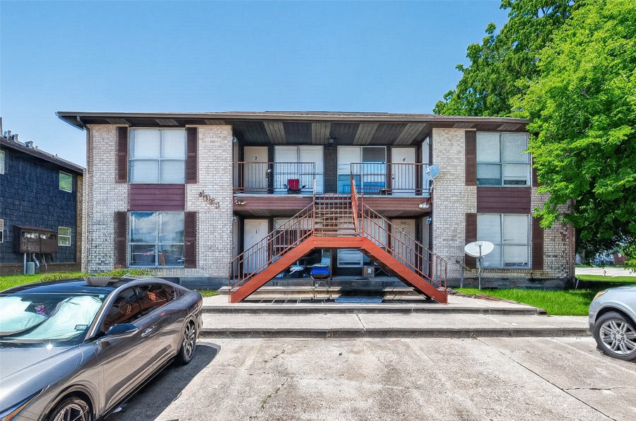 Property photo for 4021 Briar Hollow Drive, Dickinson, TX