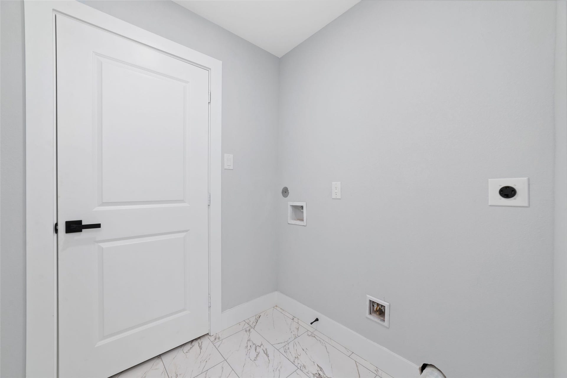 Laundry room 6'8"x5'5"