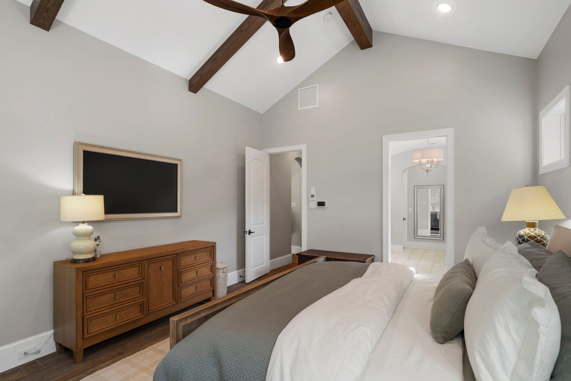 706 Oyster Creek Drive, Sugar Land, TX 77478 A fabulous en suite bath completes this inviting private space.
