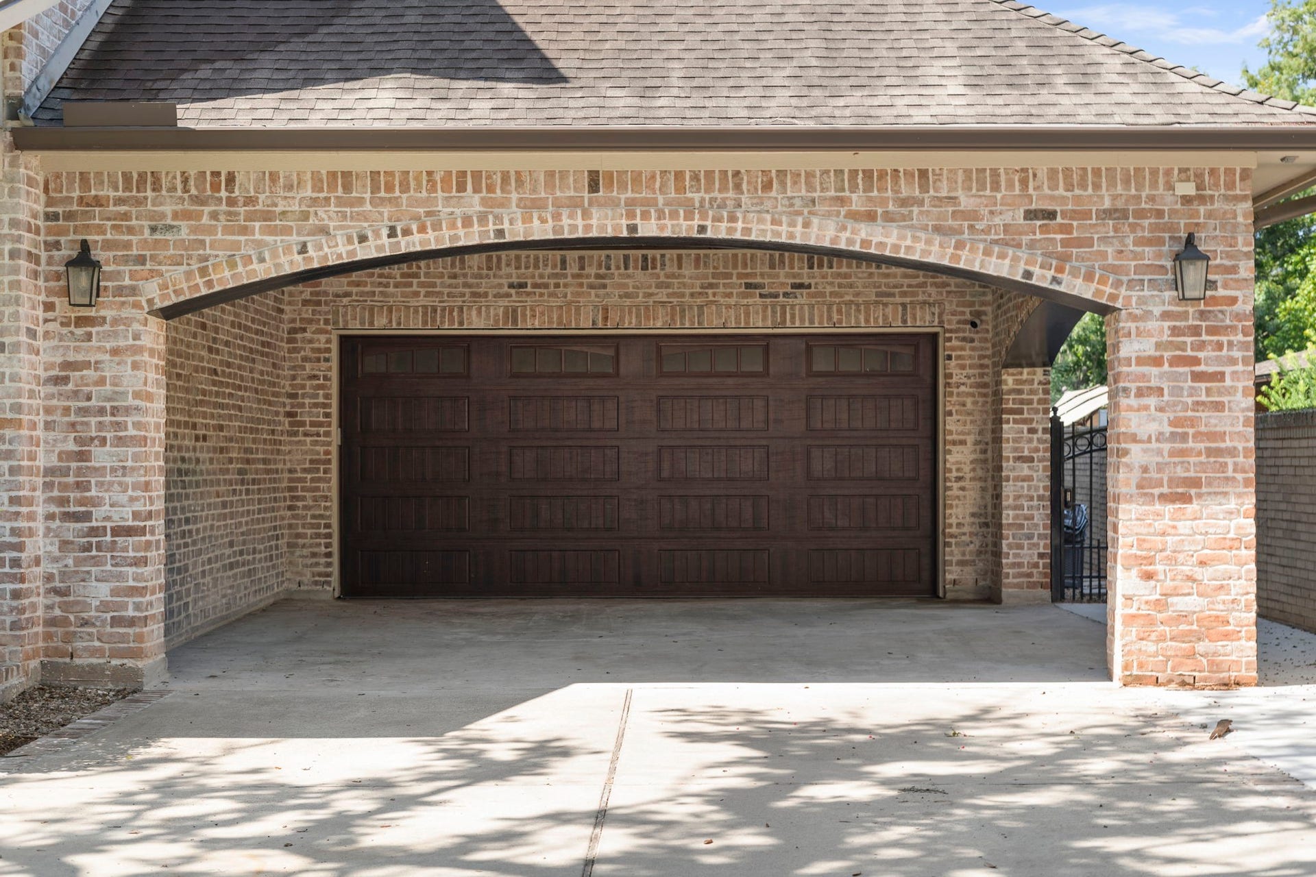 706 Oyster Creek Drive, Sugar Land, TX 77478 Exceptional garage setup featuring an oversized three-car garage plus a two-car porte-cochre. The climate-controlled garage space is thoughtfully designed with durable epoxy-coated floors, abundant storage, and plenty of room for vehicles, hobbies, and more.
