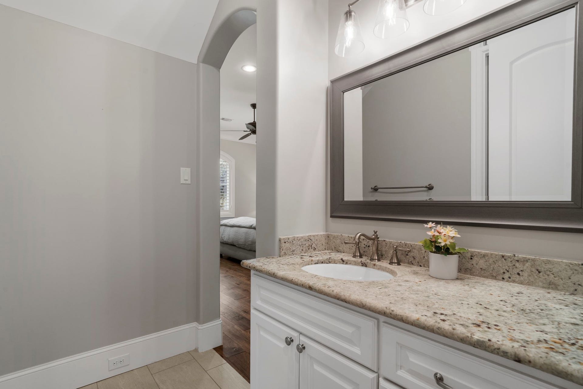 706 Oyster Creek Drive, Sugar Land, TX 77478 The two bedrooms sharing the Hollywood-style bathroom each have their own private vanity area.