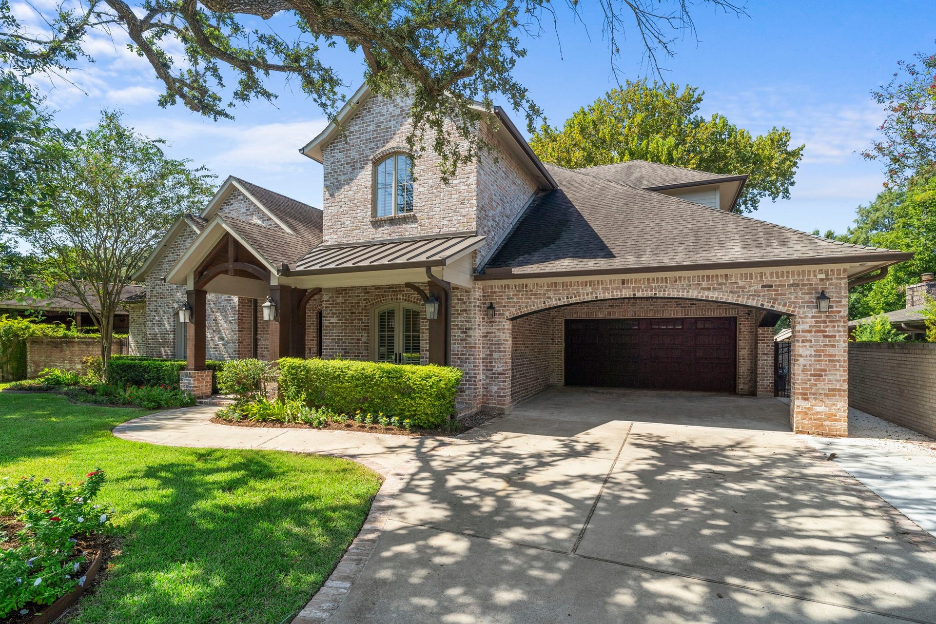 706 Oyster Creek Drive, Sugar Land, TX 77478 Designed to be enjoyed today and cherished for generations to come, this special waterfront home offers a peaceful setting on Oyster Creek in Old Sugar Land, just minutes from Highway 90 and Highway 59.