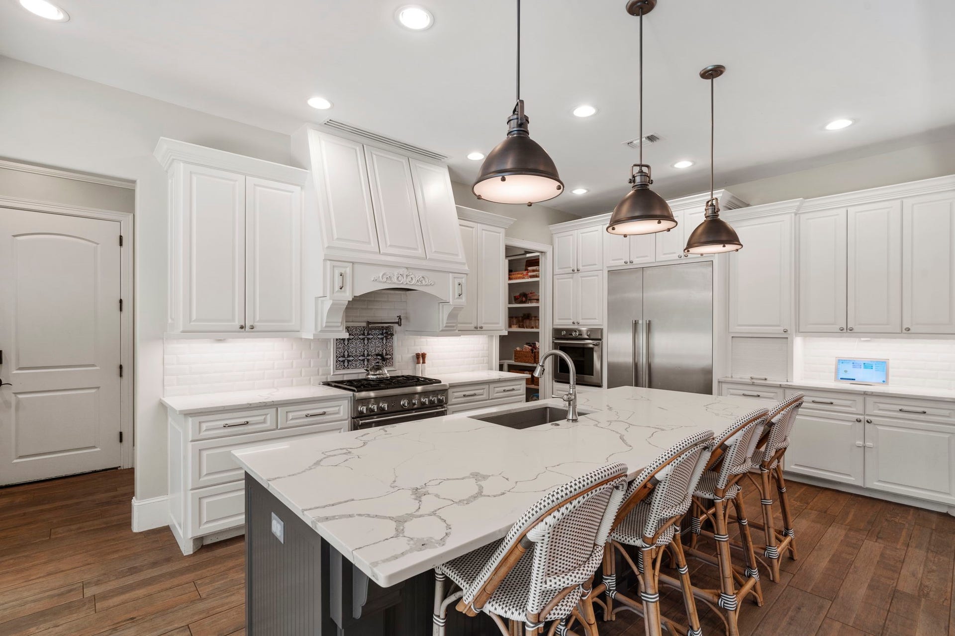 706 Oyster Creek Drive, Sugar Land, TX 77478 Stylish pendant lighting complemented by recessed LED daylight lighting creates a bright, welcoming kitchen with excellent task lighting.