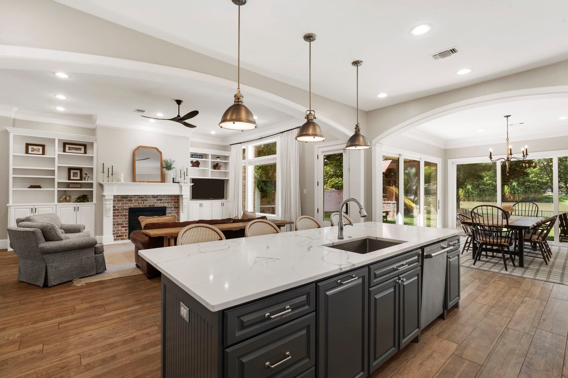 706 Oyster Creek Drive, Sugar Land, TX 77478 The chef enjoys a clear view into multiple living spaces, along with beautiful views of the backyard and waterfront.