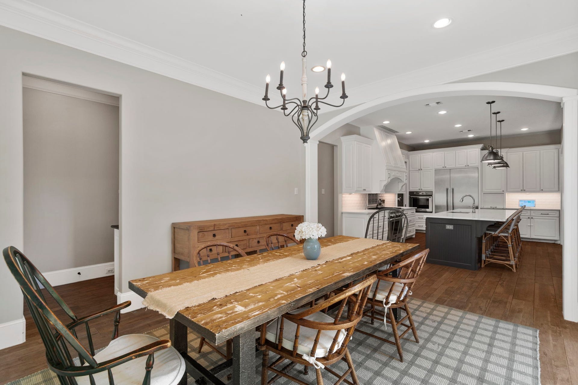 706 Oyster Creek Drive, Sugar Land, TX 77478 Located just off the kitchen, the dining room offers an easy flow for serving and entertaining.