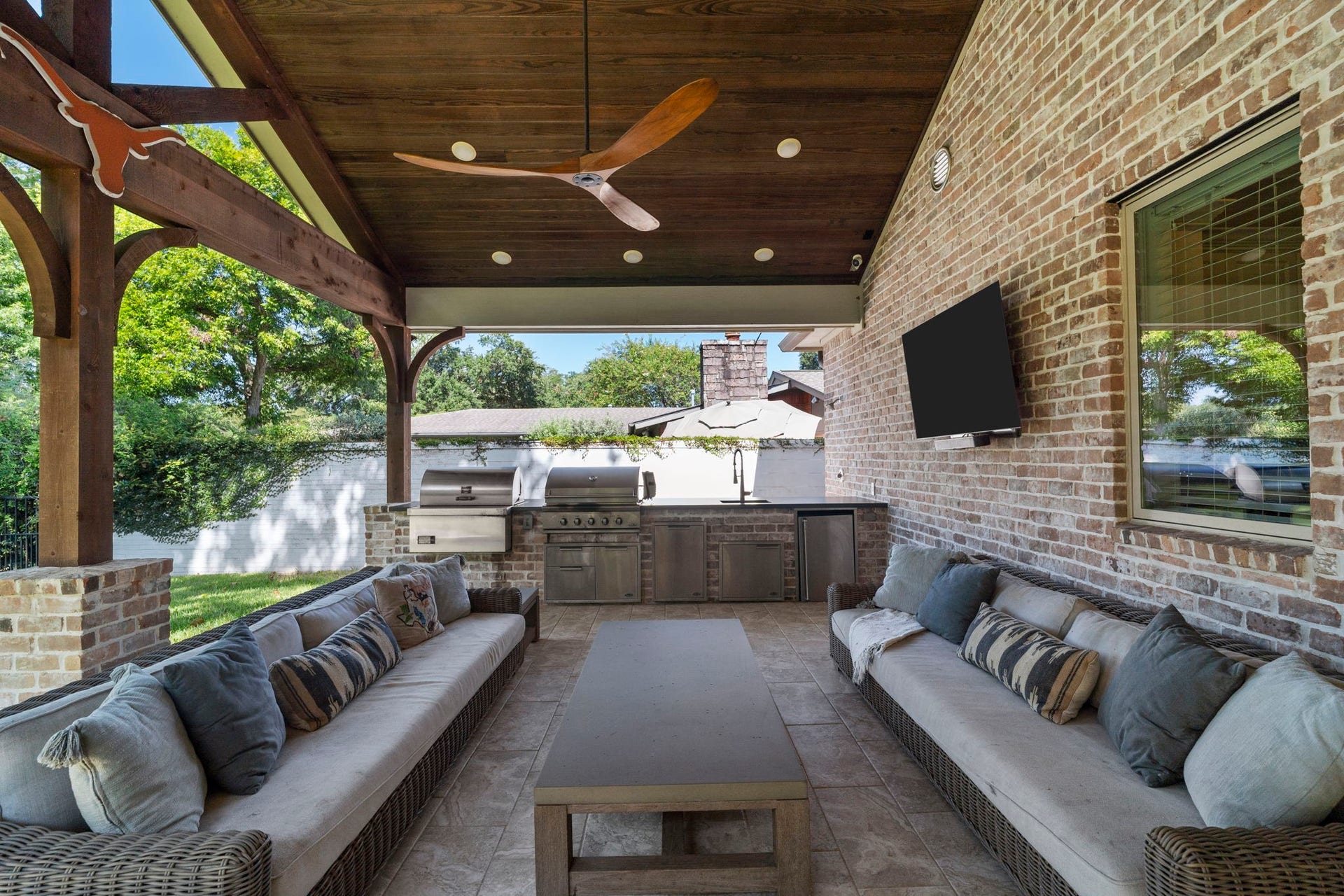 706 Oyster Creek Drive, Sugar Land, TX 77478 Relax and enjoy the view, settle in for a movie, or curl up with a good book in this incredible outdoor living space.