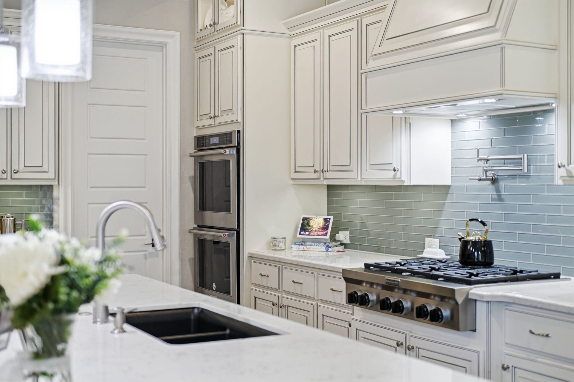 4043 Woodland Meadow Drive, Spring, TX 77386 Upgraded cabinets brighten this incredible kitchen.