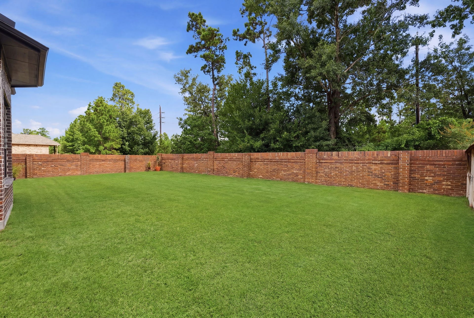 4043 Woodland Meadow Drive, Spring, TX 77386 Low maintenance and visually appealing, a brick fence lines the corner of this spacious backyard.