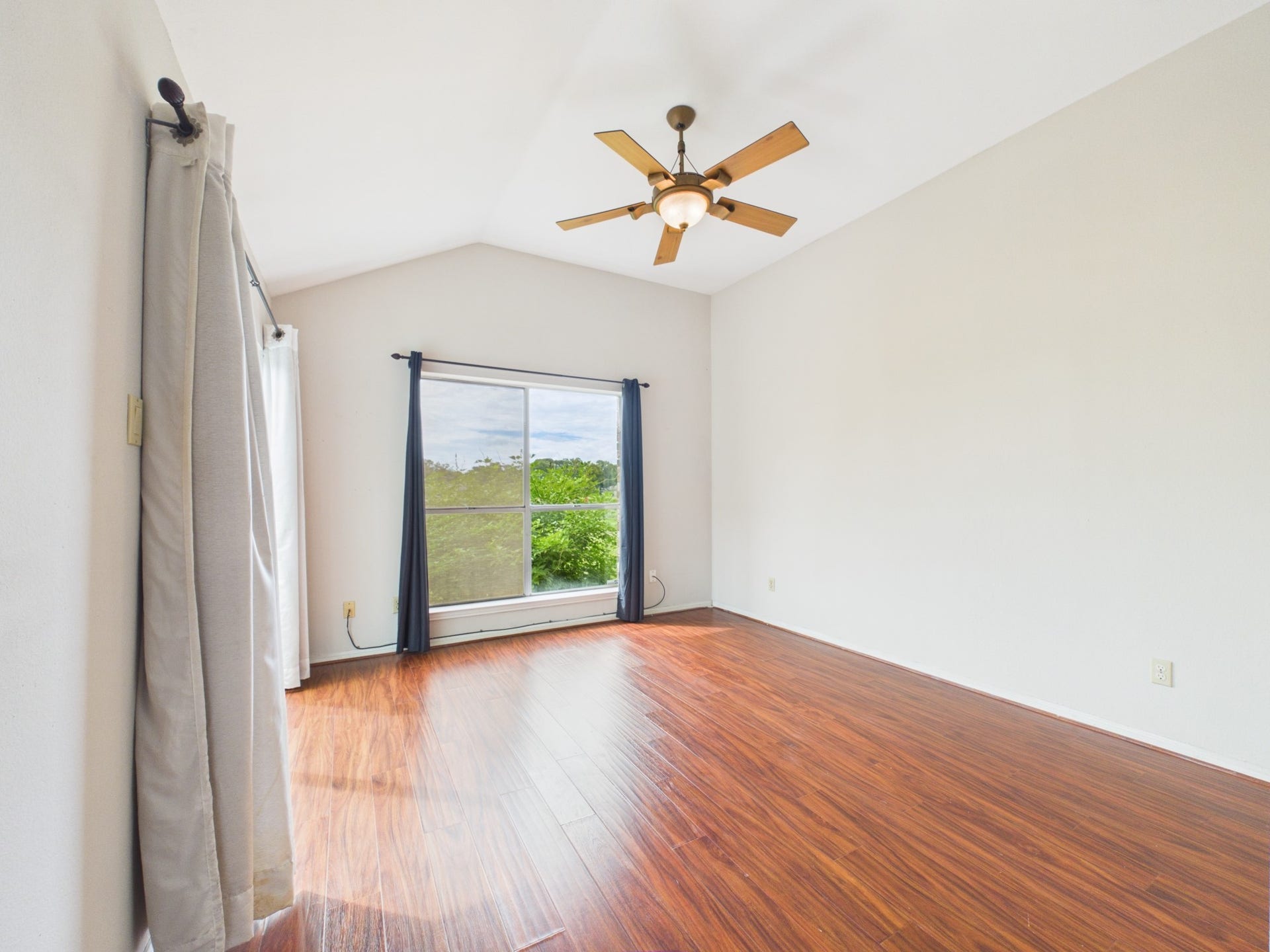 15938 Seahorse Drive, #275, Houston, TX 77062 Primary Bedroom with High Ceiling