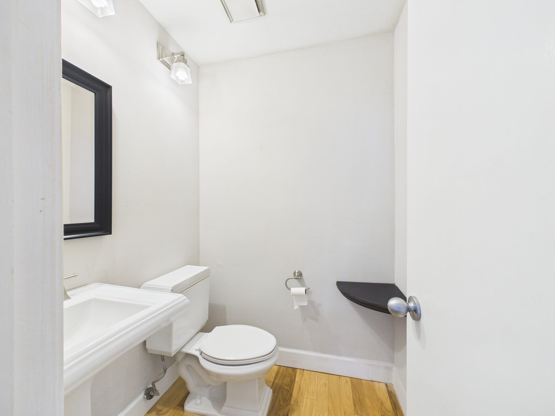 15938 Seahorse Drive, #275, Houston, TX 77062 Powder Room off the Foyer