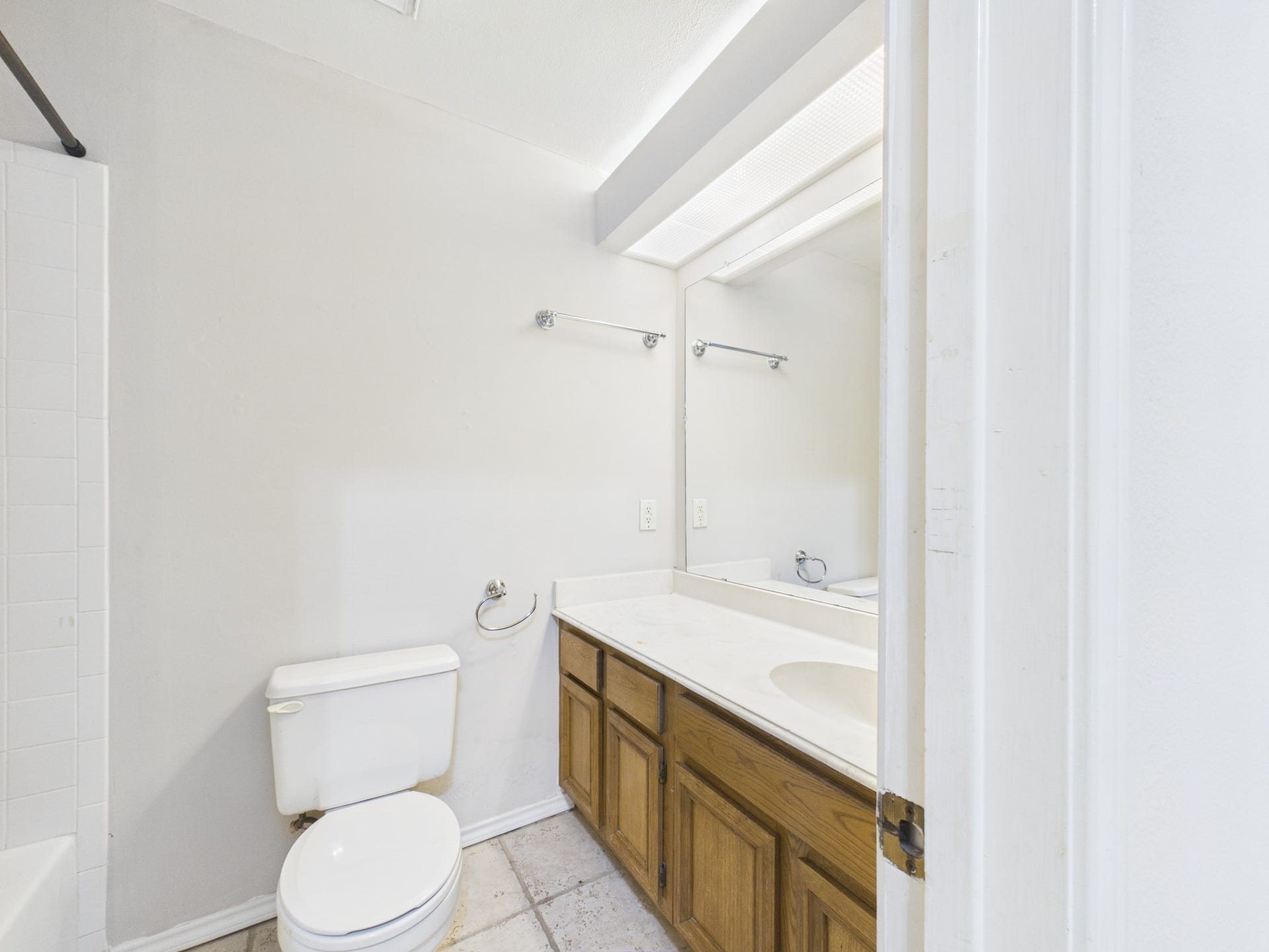 15938 Seahorse Drive, #275, Houston, TX 77062 Full Bath with Large Sink & Tub/Shower Combo