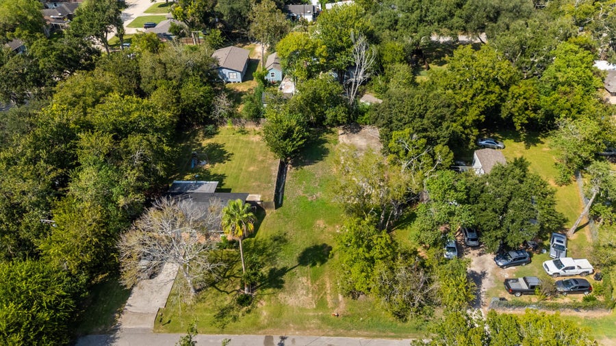 Property photo for 212 Woodward Street, Alvin, TX