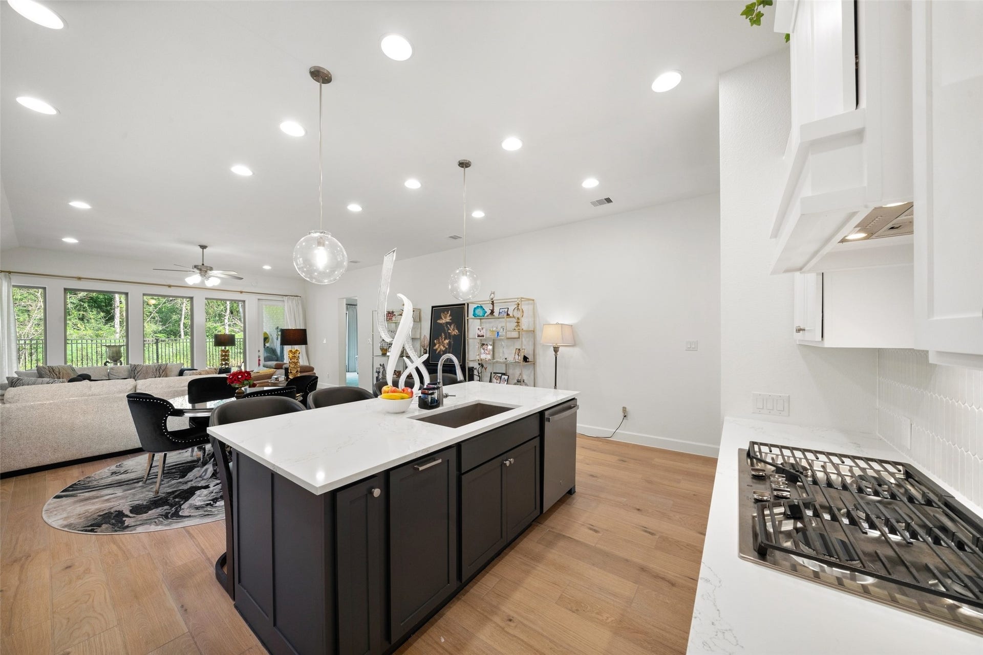118 Sierra Stream Court, Conroe, TX 77304 Thoughtfully designed kitchen features a spacious island with an undermount sink, gas cooktop, and abundant preparation space. Its open connection to the dining and family rooms makes entertaining effortless.