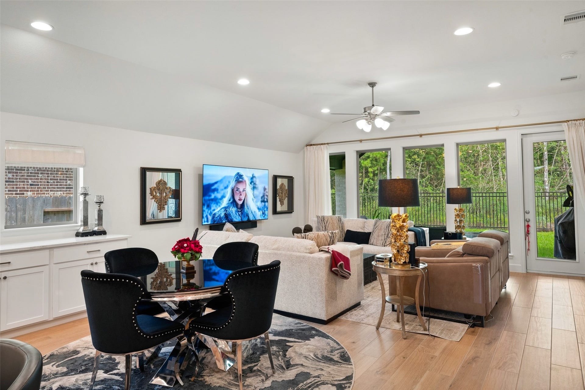 118 Sierra Stream Court, Conroe, TX 77304 Expansive family and dining areas feature elevated ceilings, recessed lighting, and beautiful views of the wooded greenbelt. The versatile open floor plan provides ample room for relaxing and entertaining.
