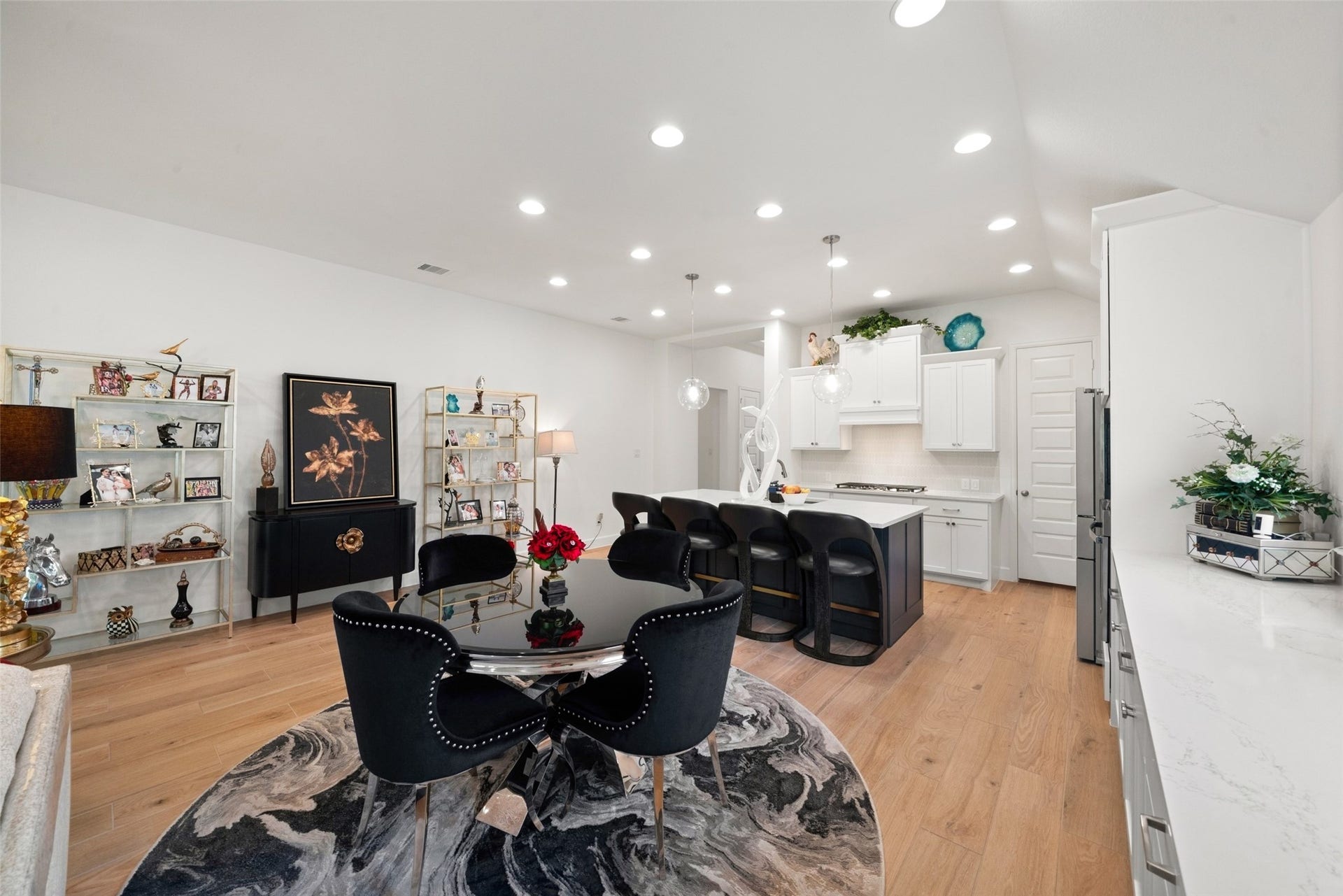 118 Sierra Stream Court, Conroe, TX 77304 Elegant dining space opens seamlessly to a beautifully appointed kitchen featuring an oversized island, contrasting cabinetry, and sophisticated pendant lighting. An ideal arrangement for intimate dinners or larger gatherings.
