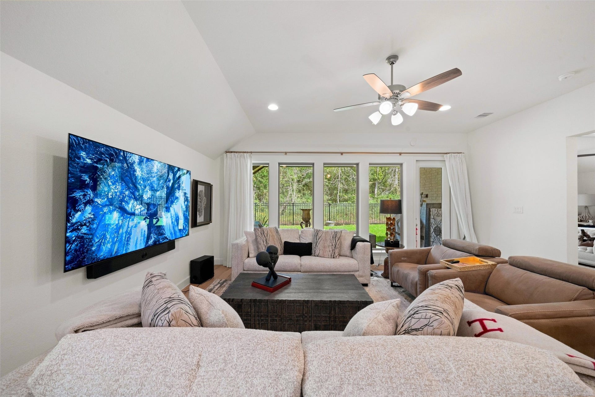 118 Sierra Stream Court, Conroe, TX 77304 A stunning wall of windows fills the family room with natural light while showcasing peaceful views of the lush greenbelt. With no rear neighbors, this inviting retreat offers exceptional privacy and a beautiful connection to nature.