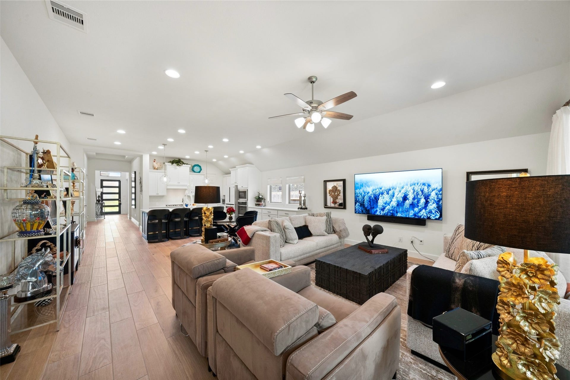 118 Sierra Stream Court, Conroe, TX 77304 Impressive open-concept layout highlights the home's generous proportions, beautiful wood-look flooring, and abundant natural light. The expansive family room flows effortlessly into the dining area and kitchen.