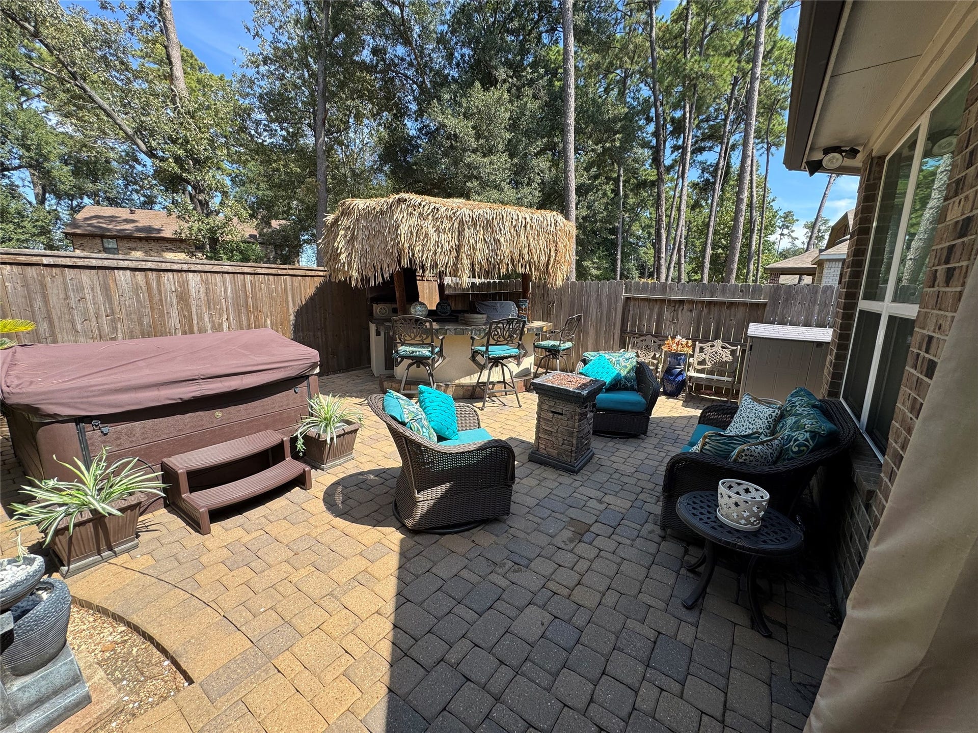 4910 Woodbury Mill Drive, Spring, TX 77389 Hot tub/spa, outdoor kitchen and wicker outdoor furniture