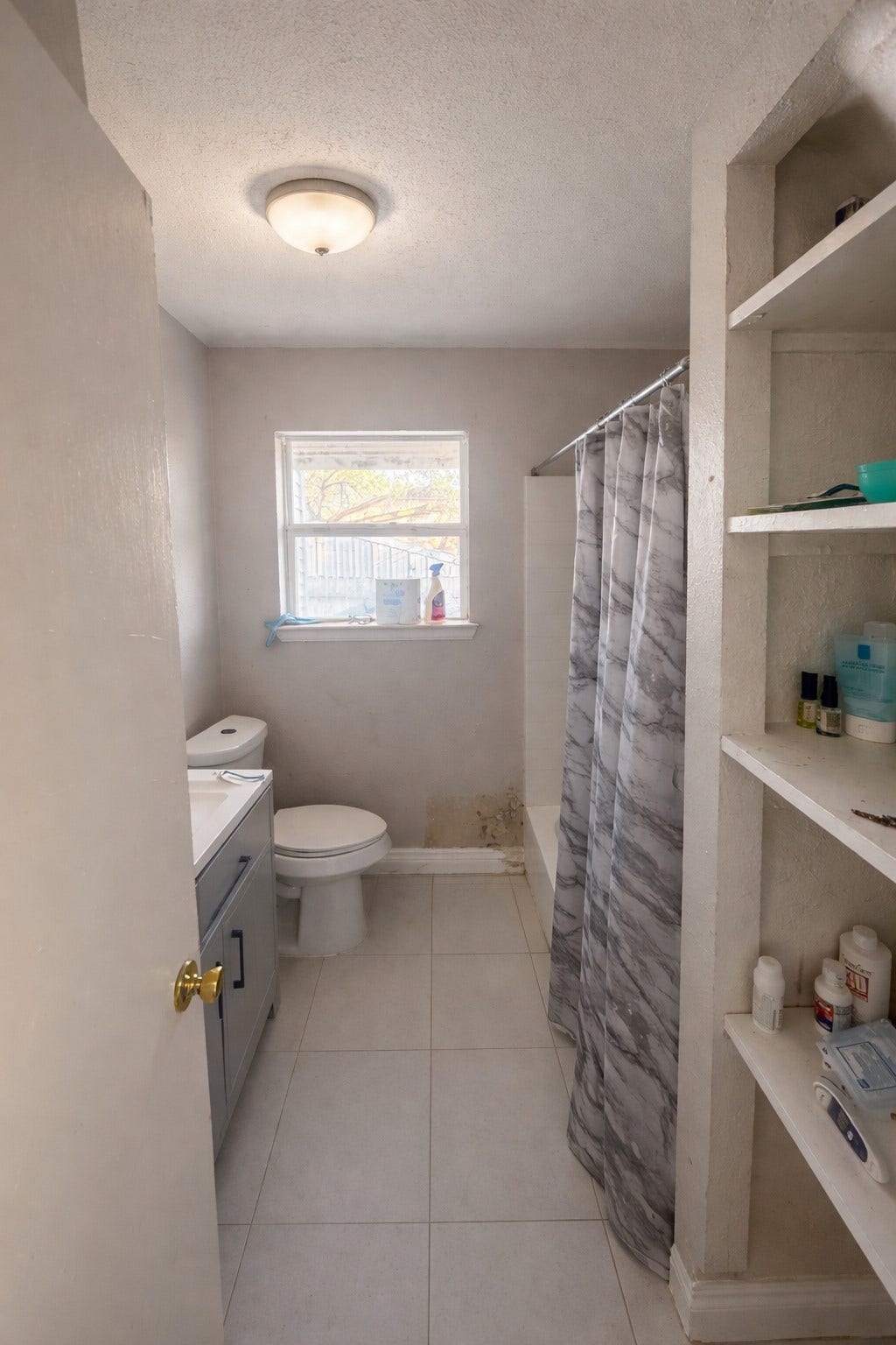 817 Church Street, Crosby, TX 77532 unit 2 bathroom