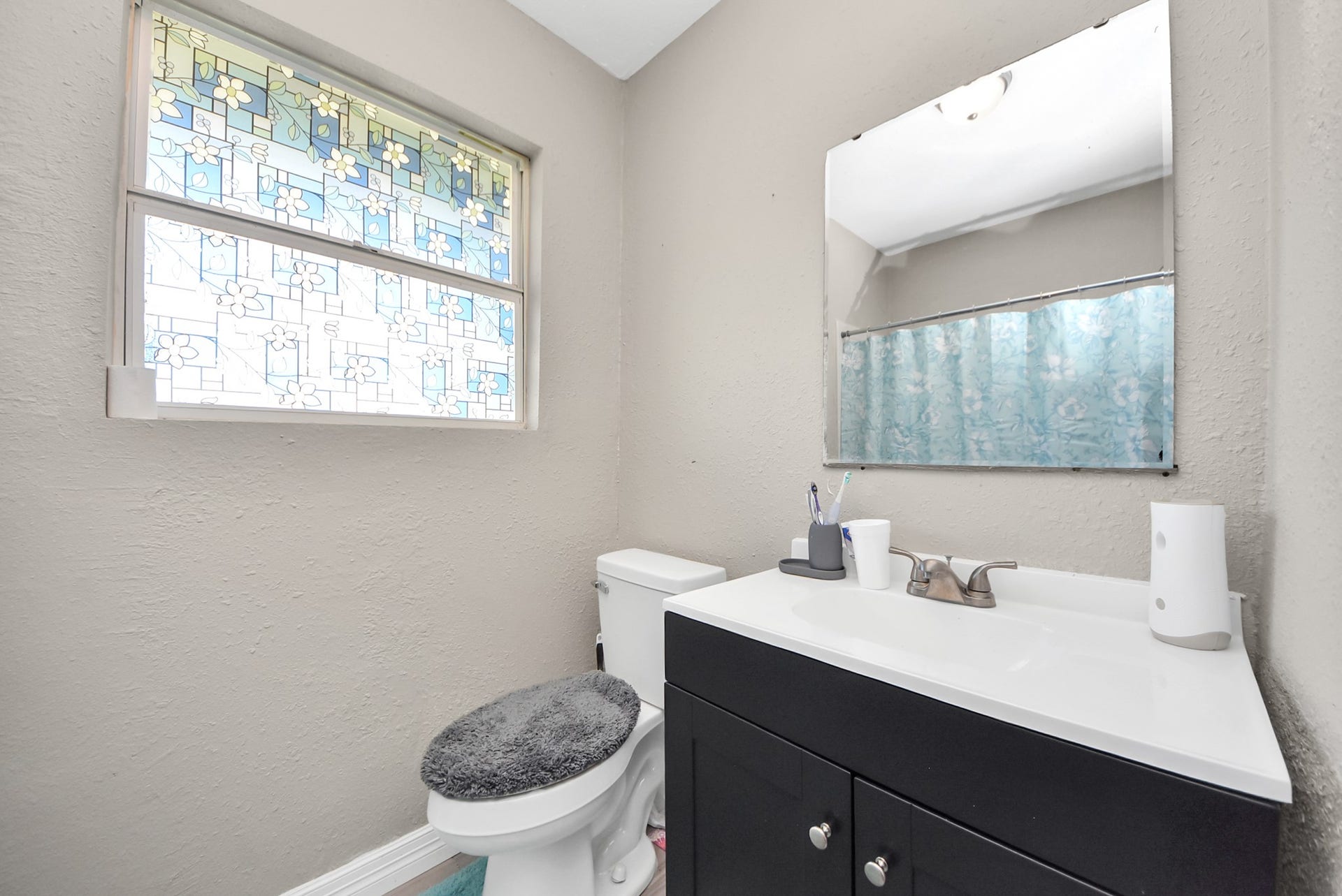 817 Church Street, Crosby, TX 77532 unit 1 bathroom