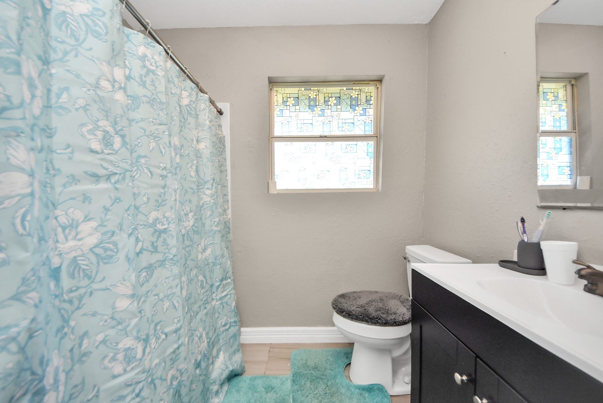 817 Church Street, Crosby, TX 77532 unit 1 bathroom