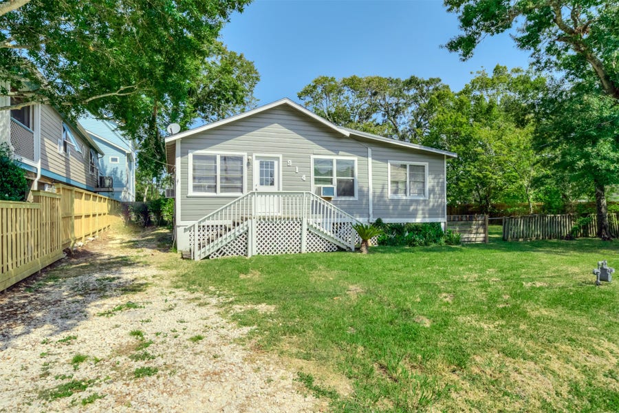 Property photo for 914 HAWTHORNE, Clear Lake Shores, TX