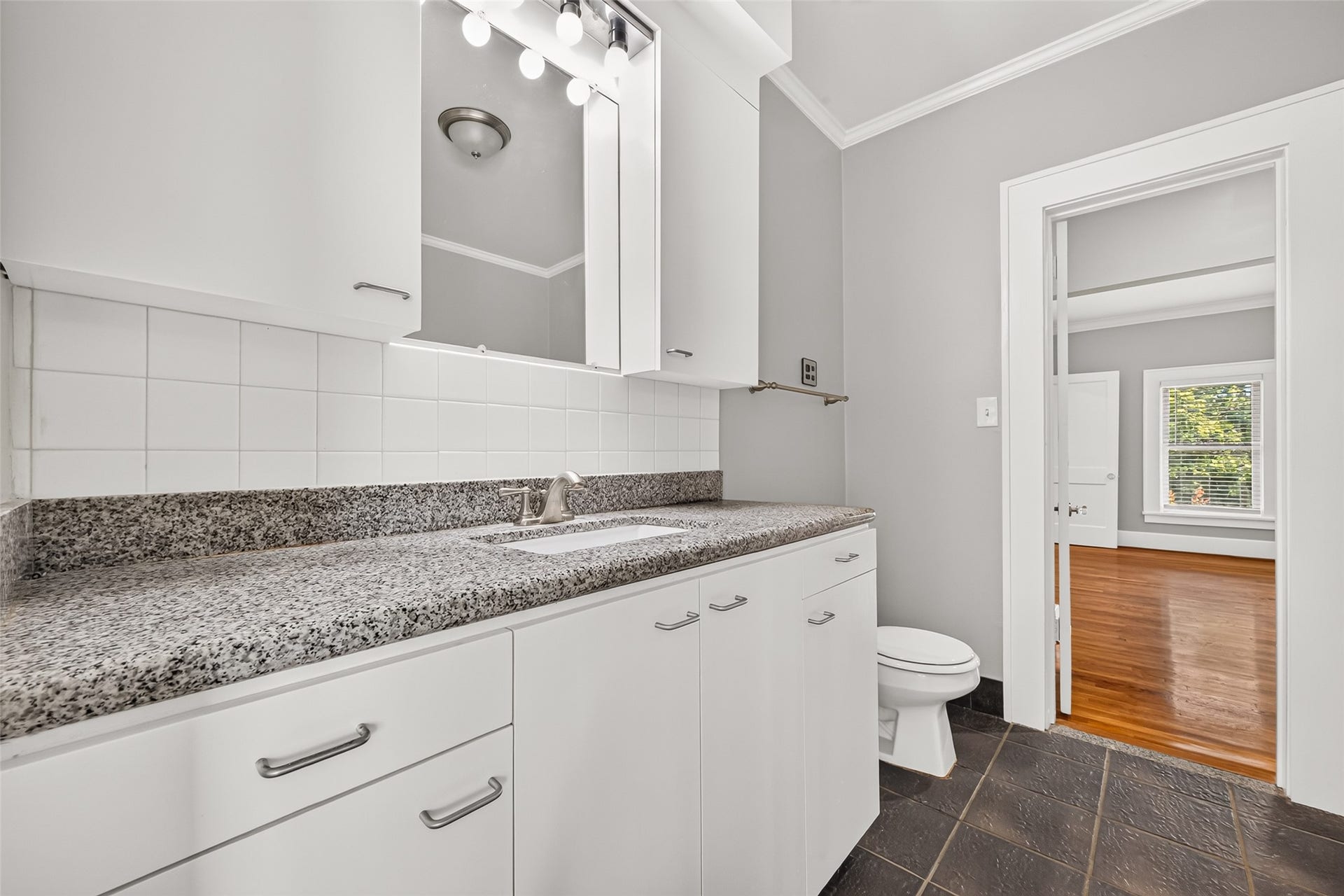 2438 White Oak Drive, Houston, TX 77009 2nd Floor Full Bathroom 2