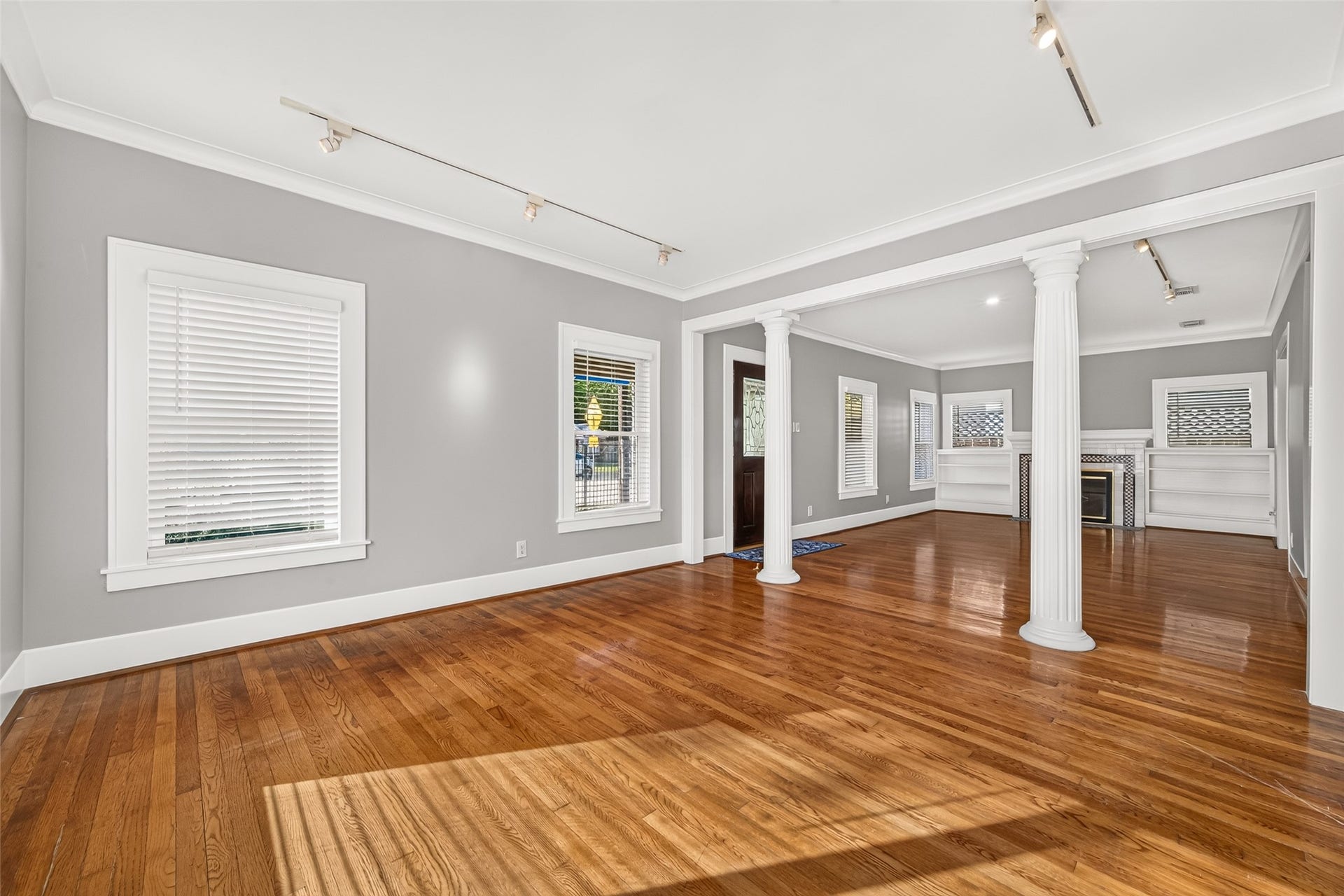 2438 White Oak Drive, Houston, TX 77009 Living Room