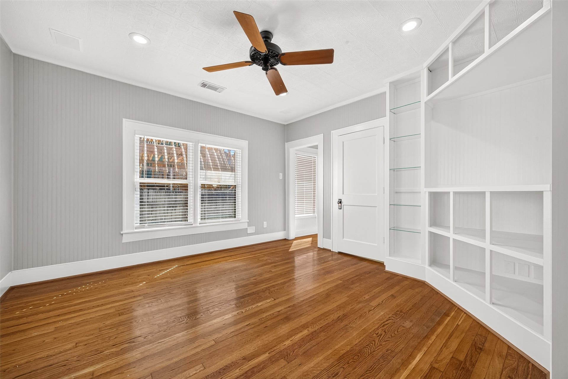 2438 White Oak Drive, Houston, TX 77009 Downstairs Bedroom / Entertainment Room / Study