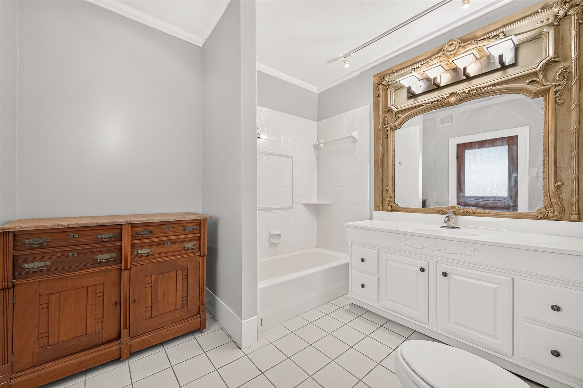 2438 White Oak Drive, Houston, TX 77009 Downstairs Full Bathroom