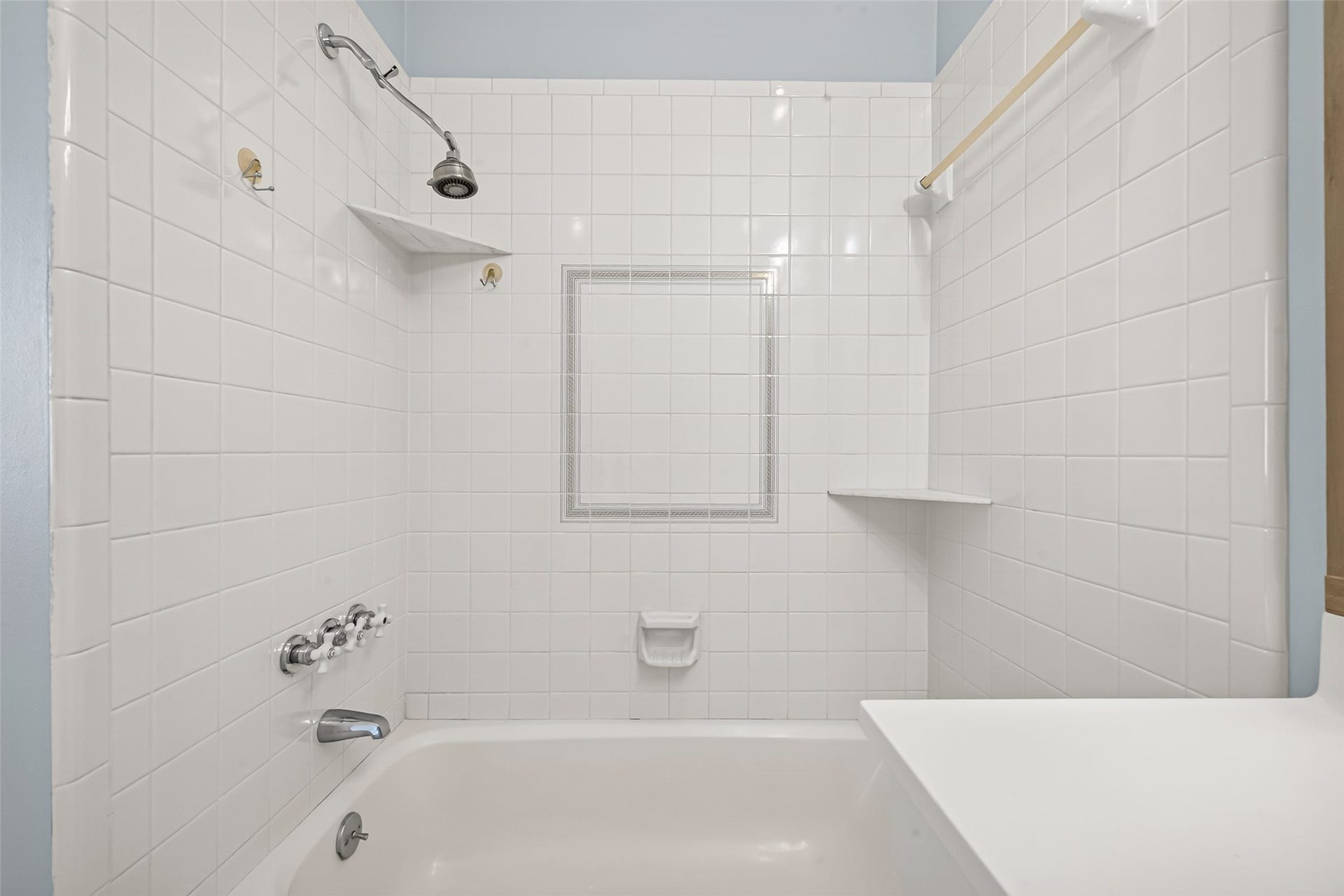 2438 White Oak Drive, Houston, TX 77009 Downstairs Full Bathroom