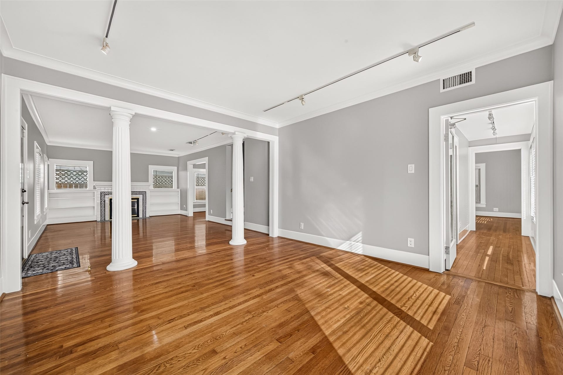 2438 White Oak Drive, Houston, TX 77009 Living Room