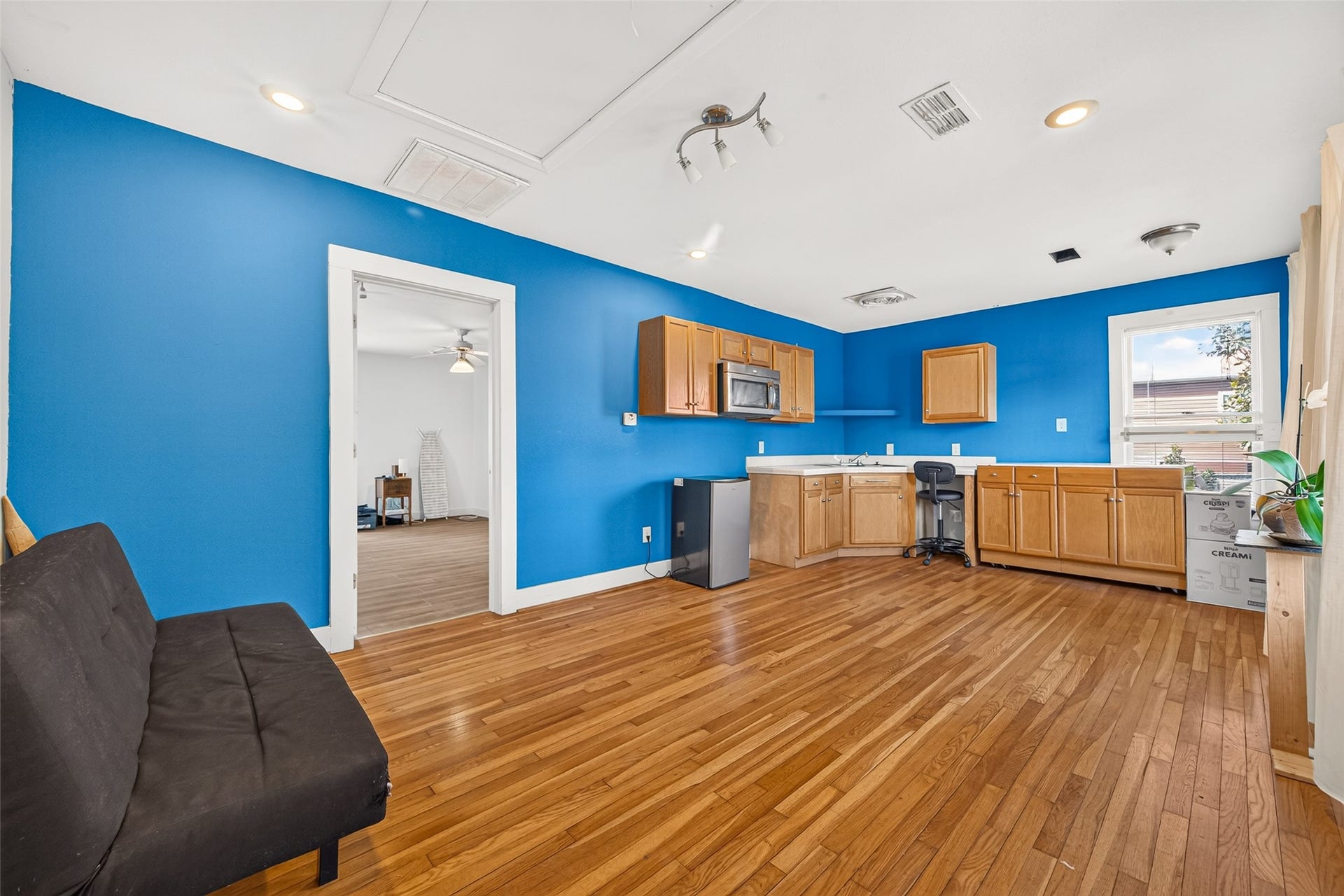 2438 White Oak Drive, Houston, TX 77009 Garage Apartment Living Room with Full Kitchen