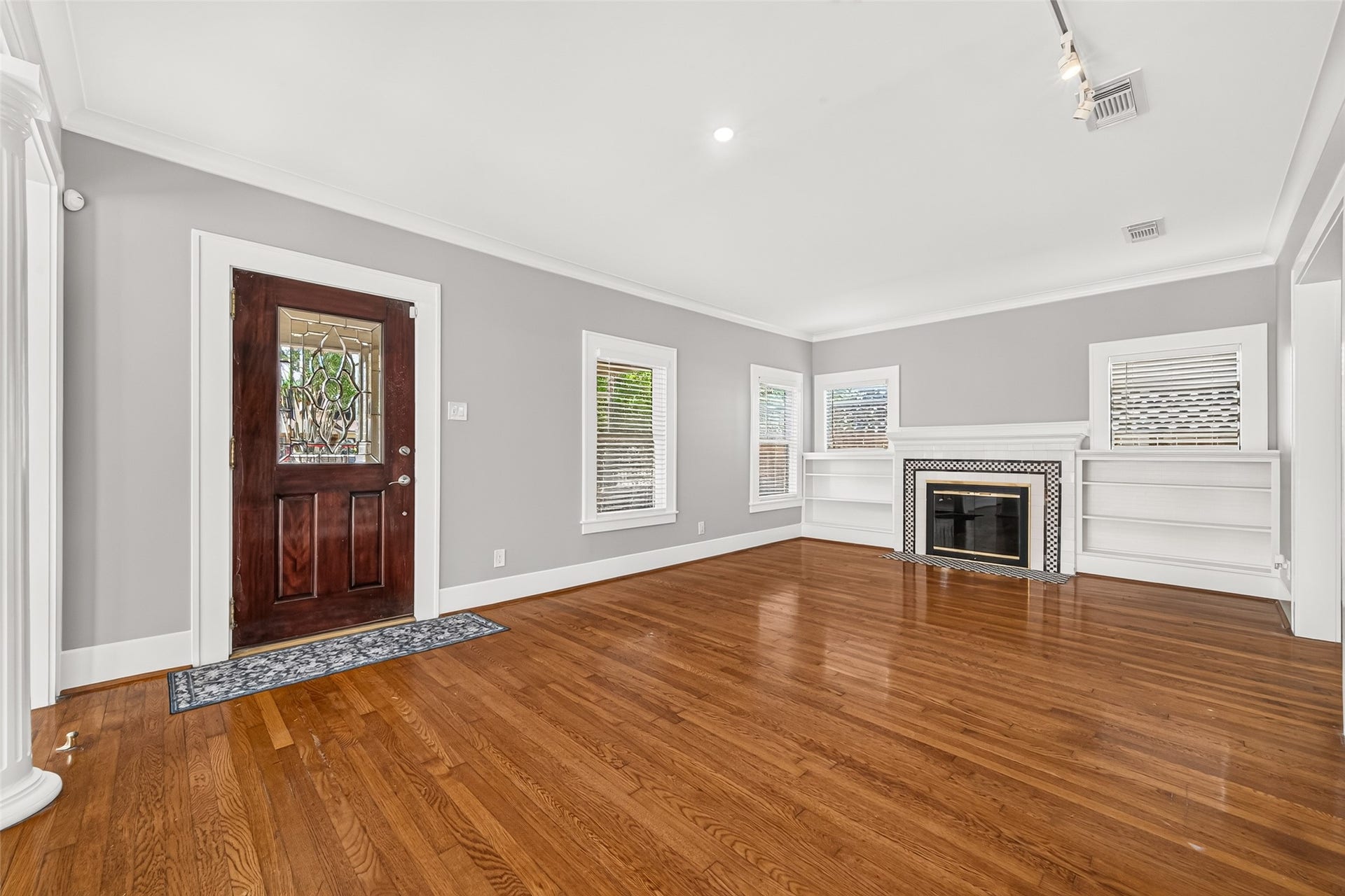 2438 White Oak Drive, Houston, TX 77009 Living Room