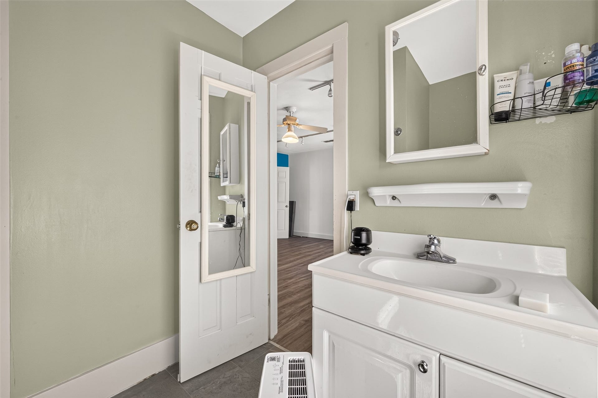 2438 White Oak Drive, Houston, TX 77009 Garage Apartment Bathroom