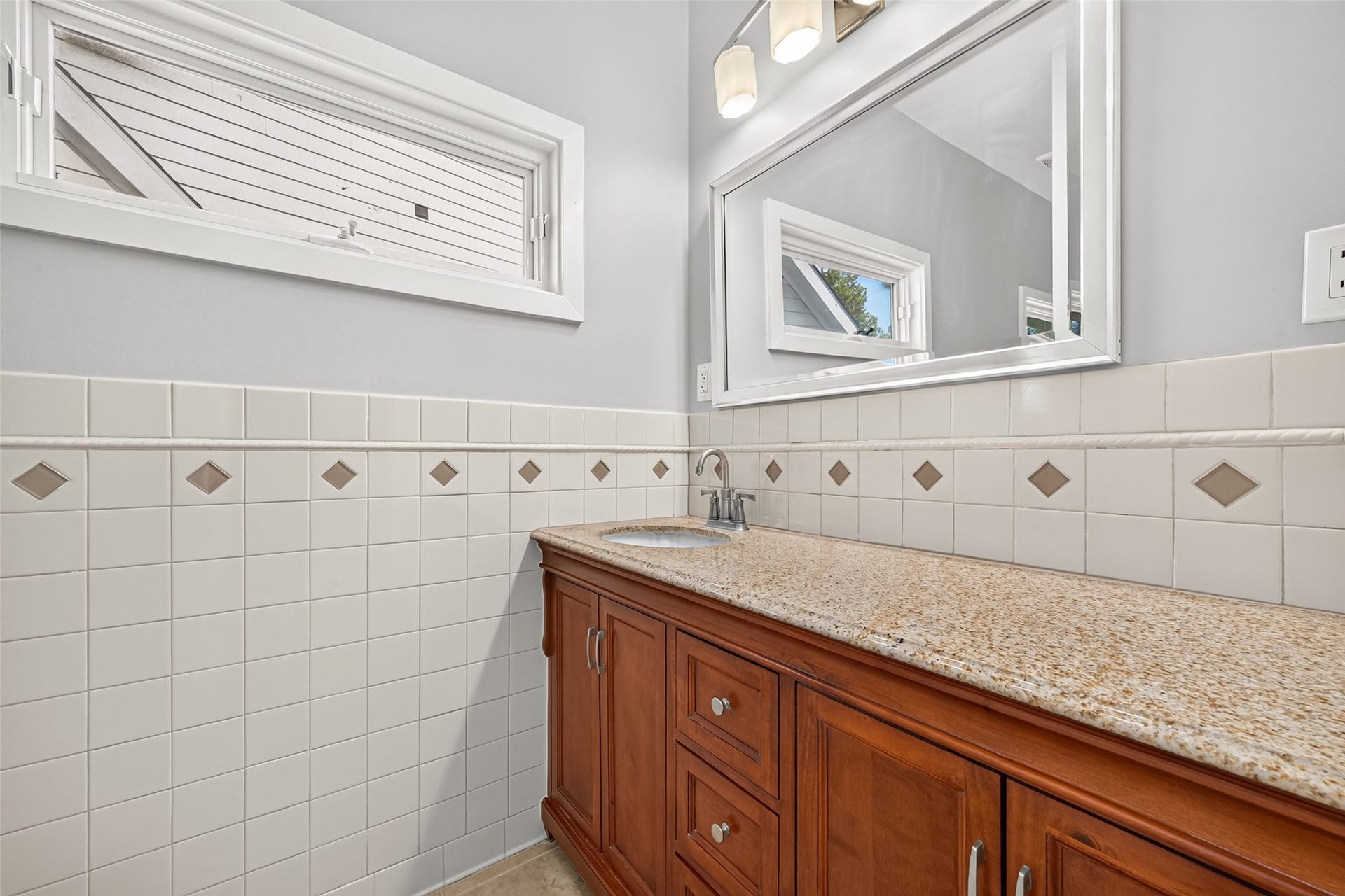2438 White Oak Drive, Houston, TX 77009 2nd Floor Full Bathroom 1