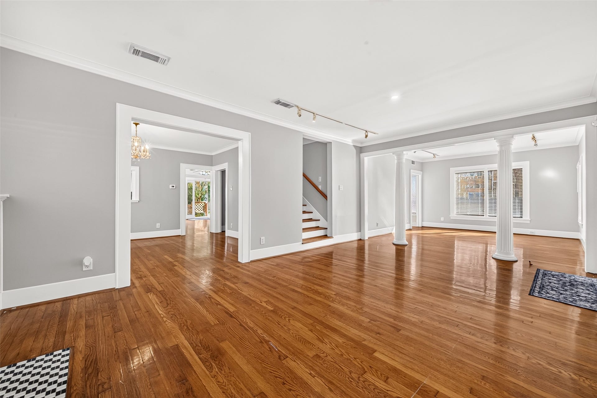 2438 White Oak Drive, Houston, TX 77009 Living Room