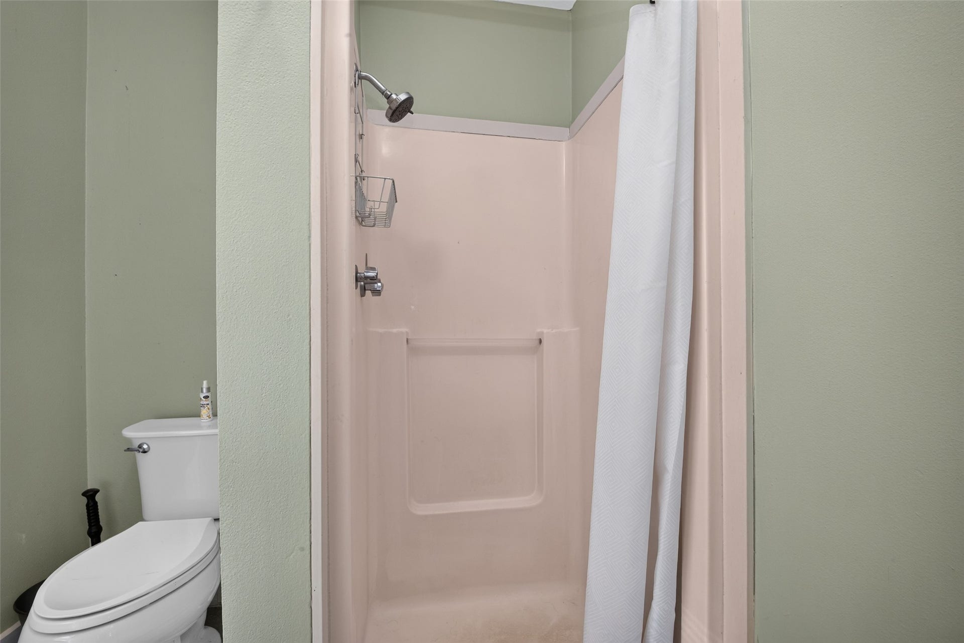 2438 White Oak Drive, Houston, TX 77009 Garage Apartment Full Bathroom