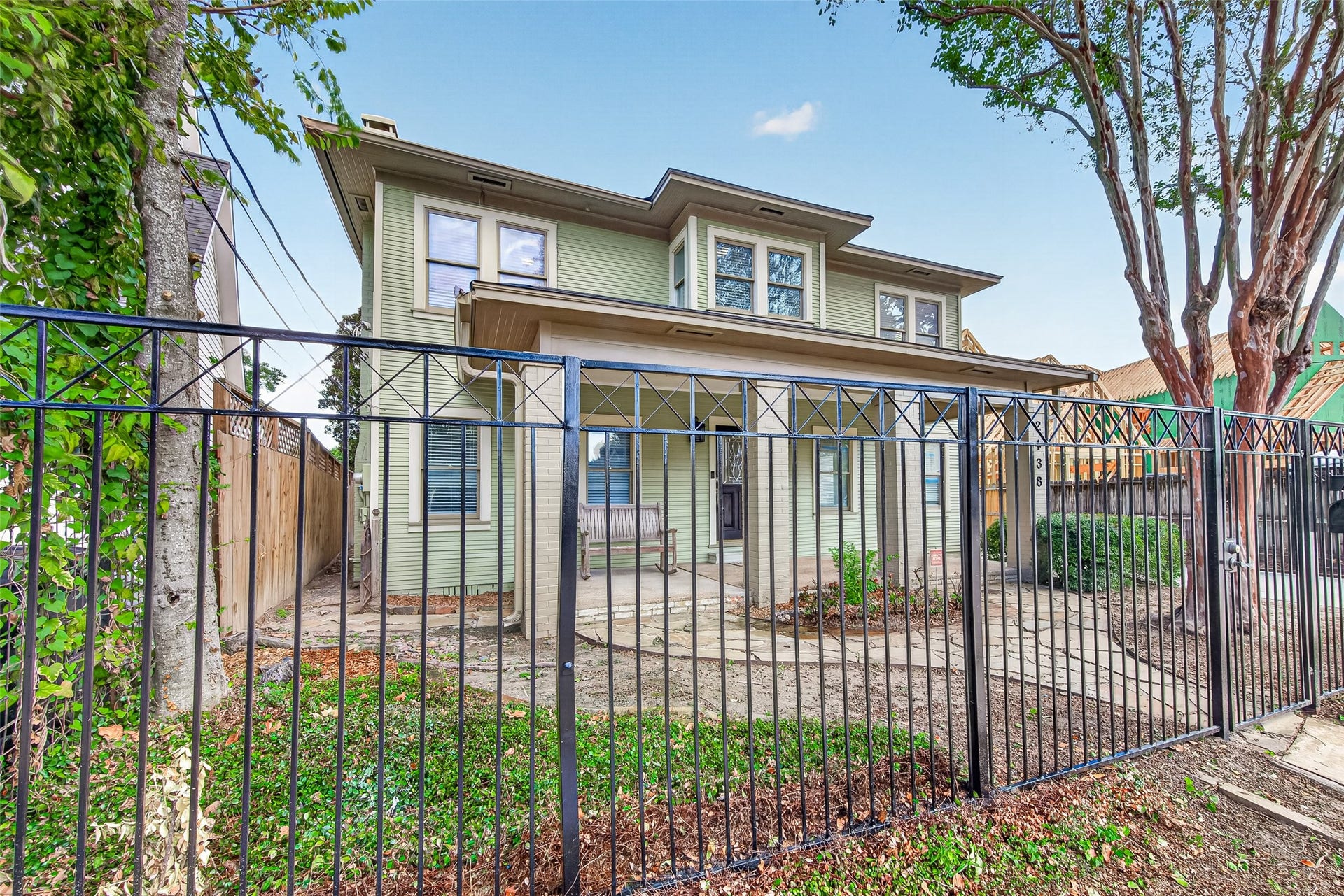 2438 White Oak Drive, Houston, TX 77009 Front of House