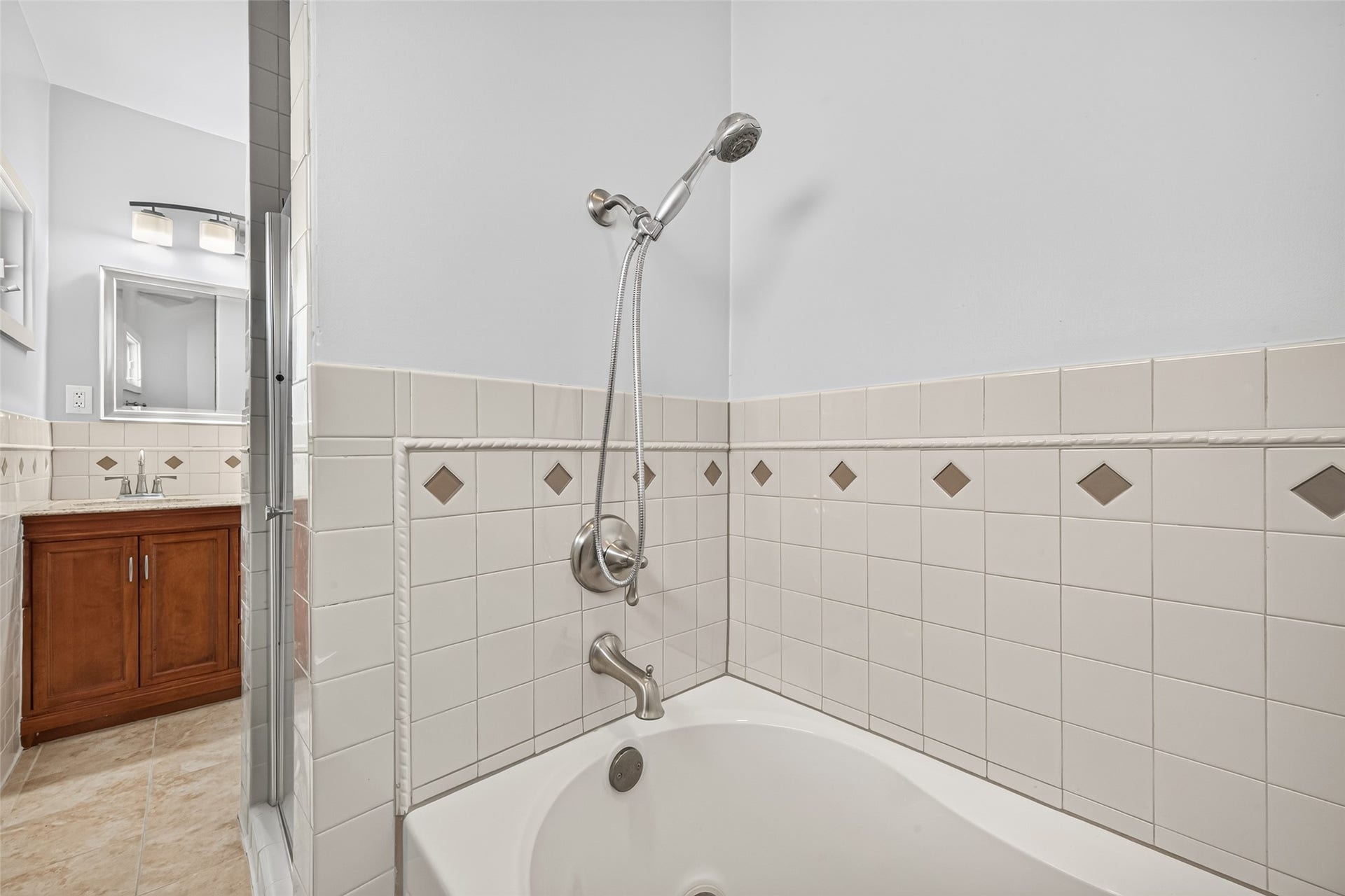 2438 White Oak Drive, Houston, TX 77009 2nd Floor Full Bathroom 1