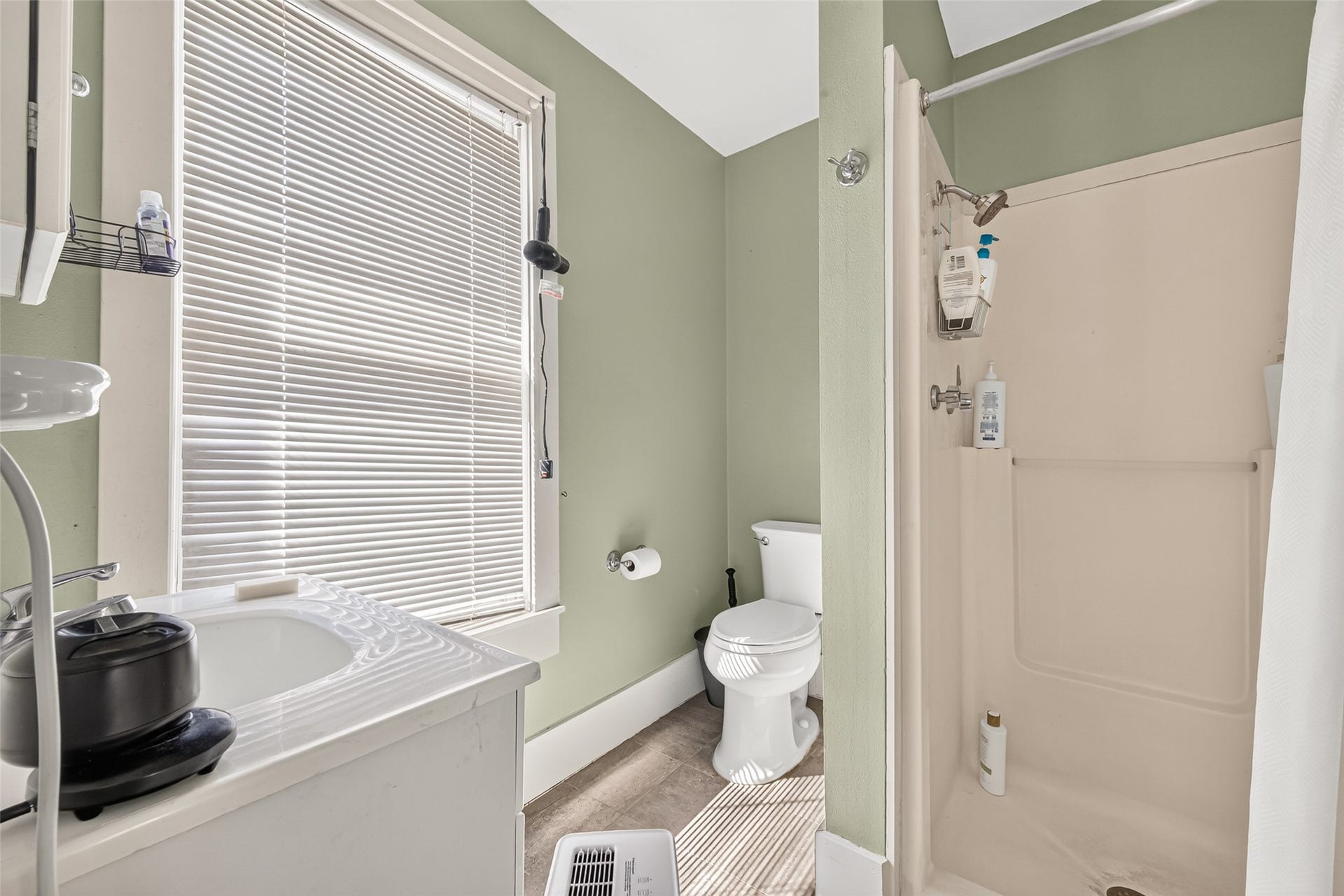 2438 White Oak Drive, Houston, TX 77009 Garage Apartment Bathroom