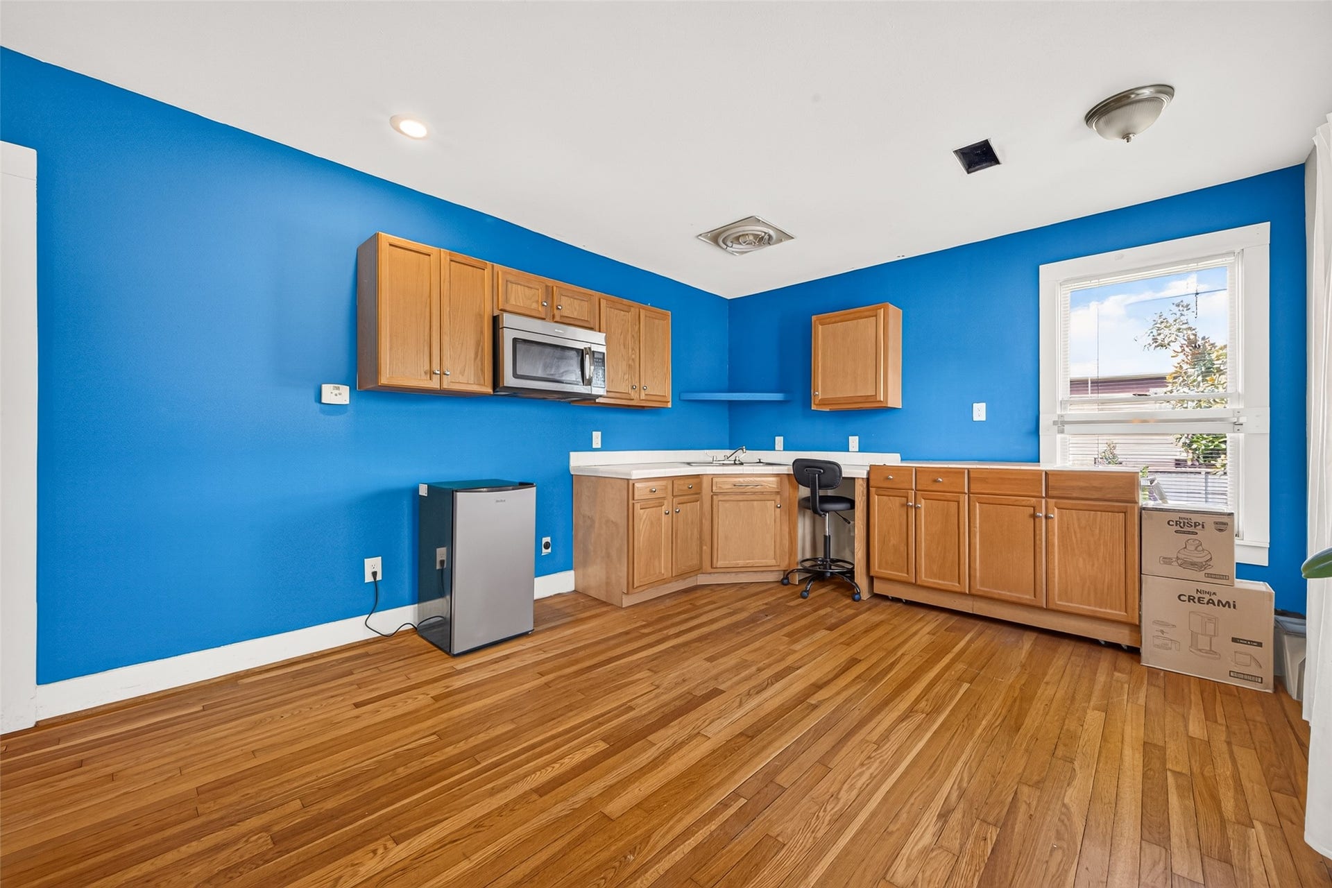 2438 White Oak Drive, Houston, TX 77009 Garage Apartment Living Room with Full Kitchen