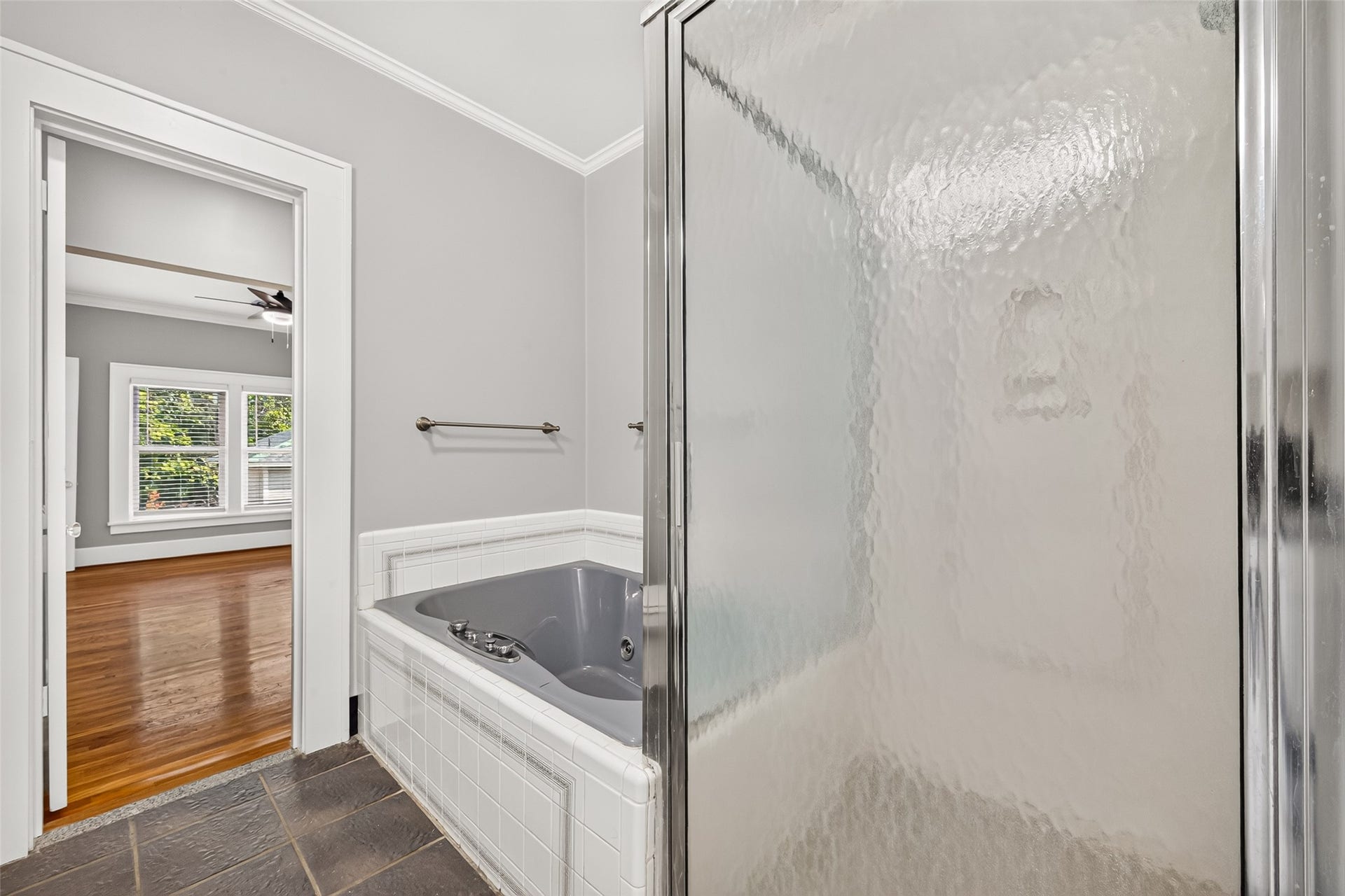2438 White Oak Drive, Houston, TX 77009 2nd Floor Full Bathroom 2