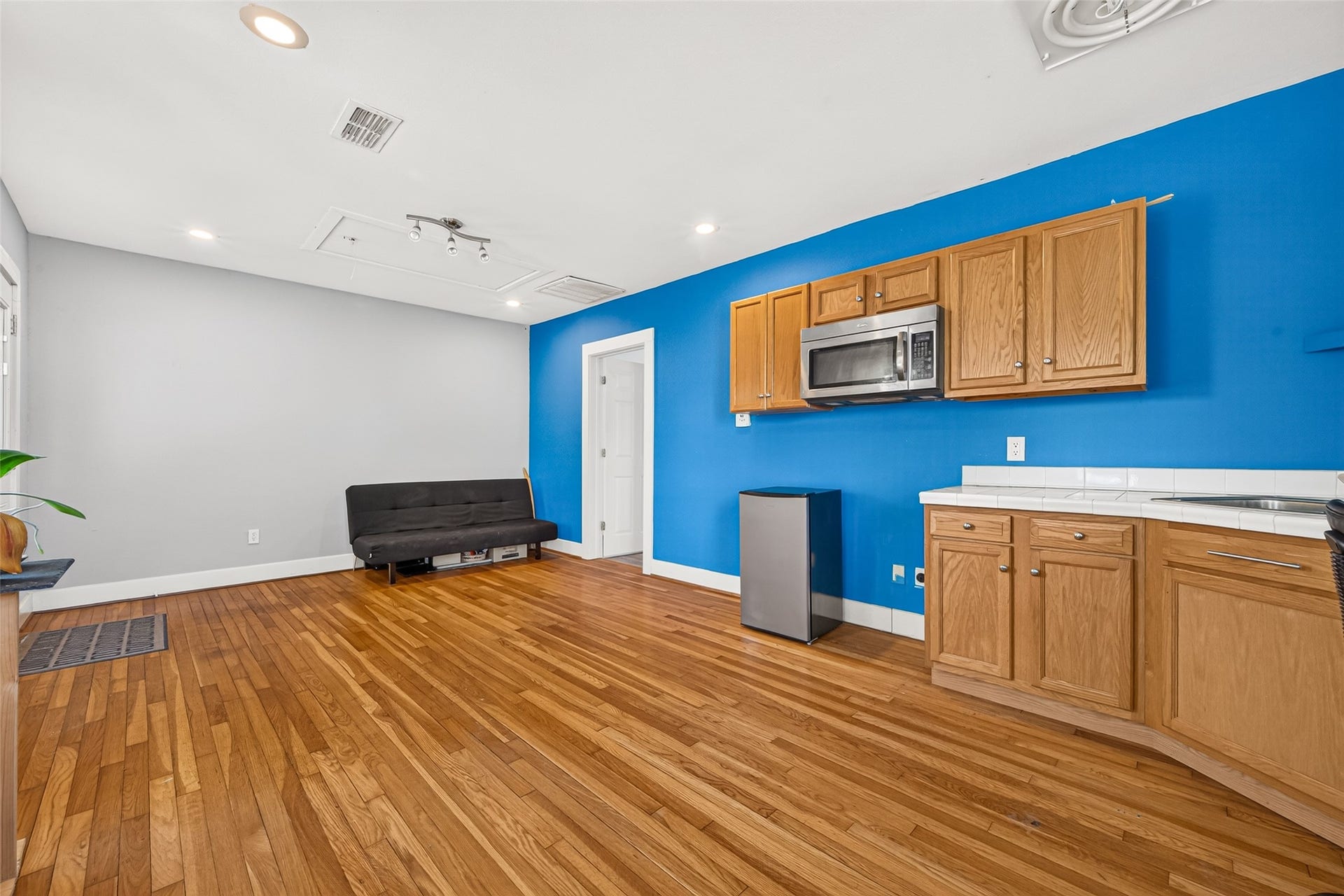 2438 White Oak Drive, Houston, TX 77009 Garage Apartment Living Room with Full Kitchen