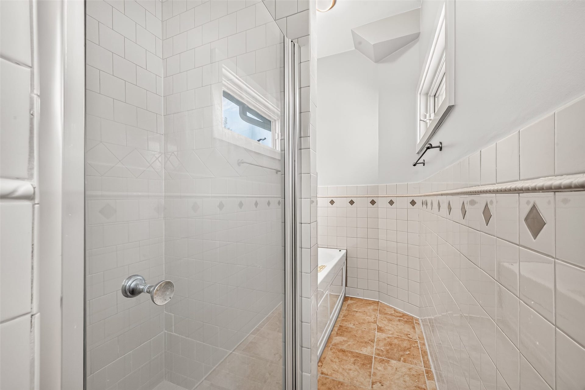 2438 White Oak Drive, Houston, TX 77009 2nd Floor Full Bathroom 1