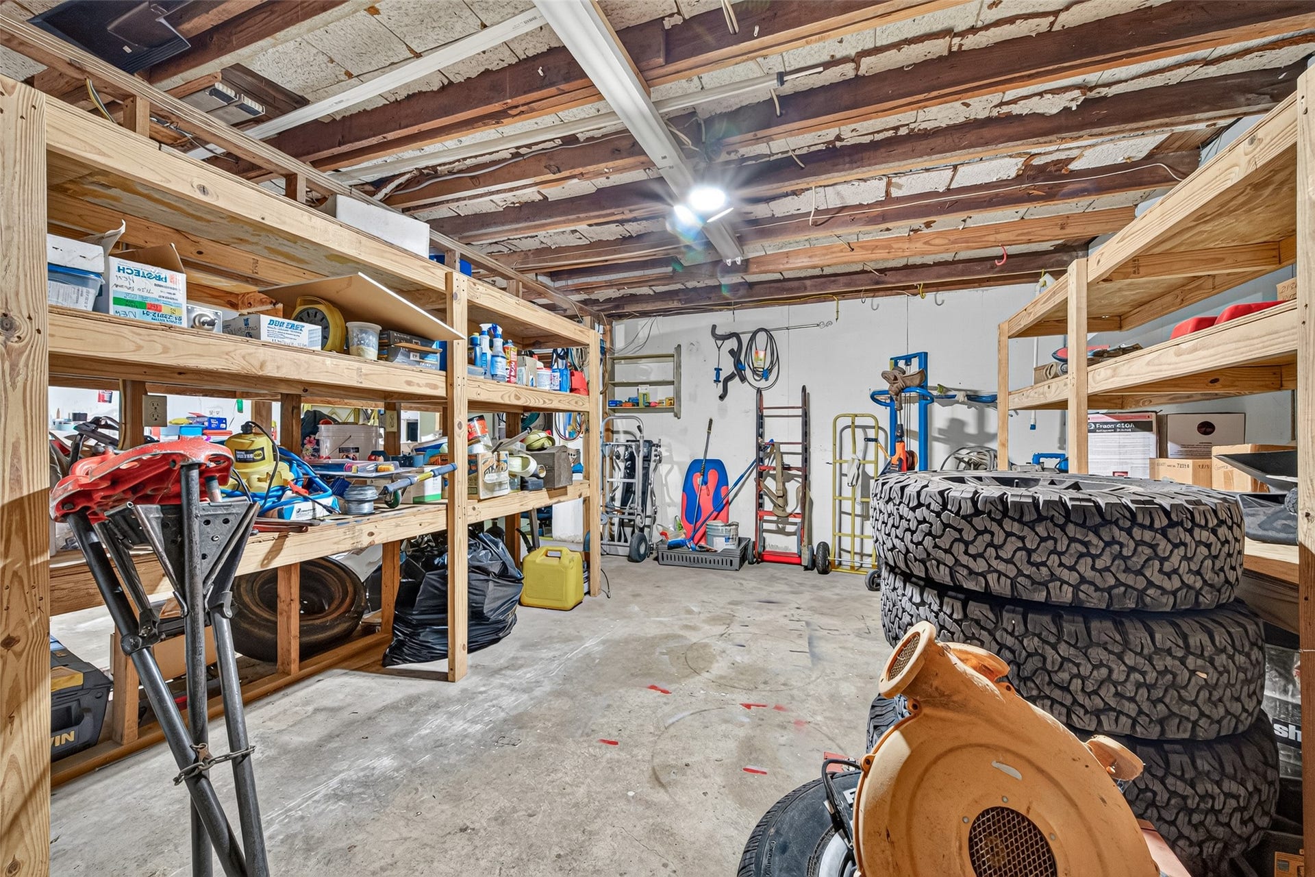 2438 White Oak Drive, Houston, TX 77009 Garage